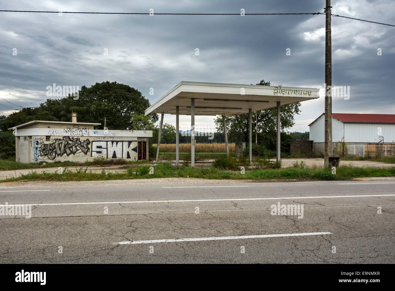 Verlassene Tankstelle entlang der historischen Route Nationale 7 / RN7, Rhône-Alpes Drôme, Frankreich Stockfoto