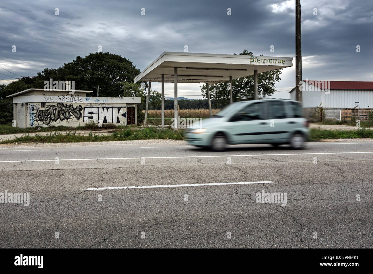 Verlassene Tankstelle entlang der historischen Route Nationale 7 / RN7, Rhône-Alpes Drôme, Frankreich Stockfoto