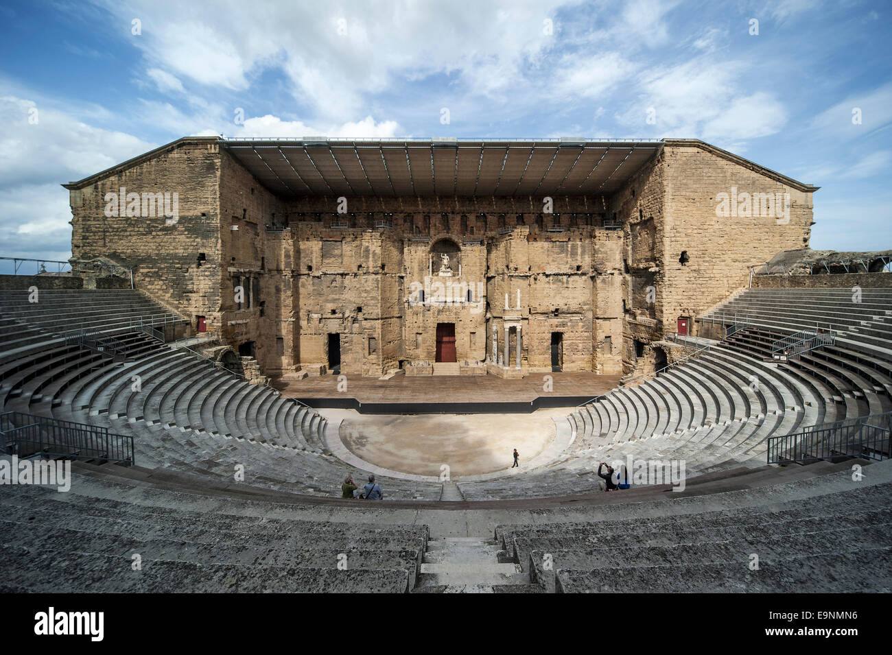 Touristen im Auditorium und Scaenae Frons, der den Roman Théâtre antique d ' Orange / antike Theater von Orange, Vaucluse, Frankreich Stockfoto