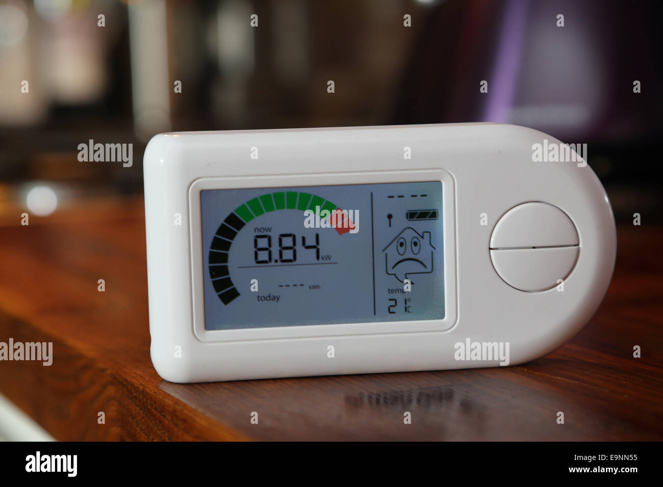 Nahaufnahme eines Haushaltsstrom-Monitor zeigt ein hohes Maß an Energieverbrauch - 8.84Kw Stockfoto