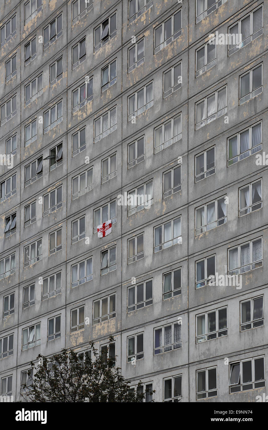 Das Gesicht von einem verfallenen Turm Wohngebäude in Sutton, Süd-London, UK zeigt abblätternde Farbe und eine England-Flagge Stockfoto