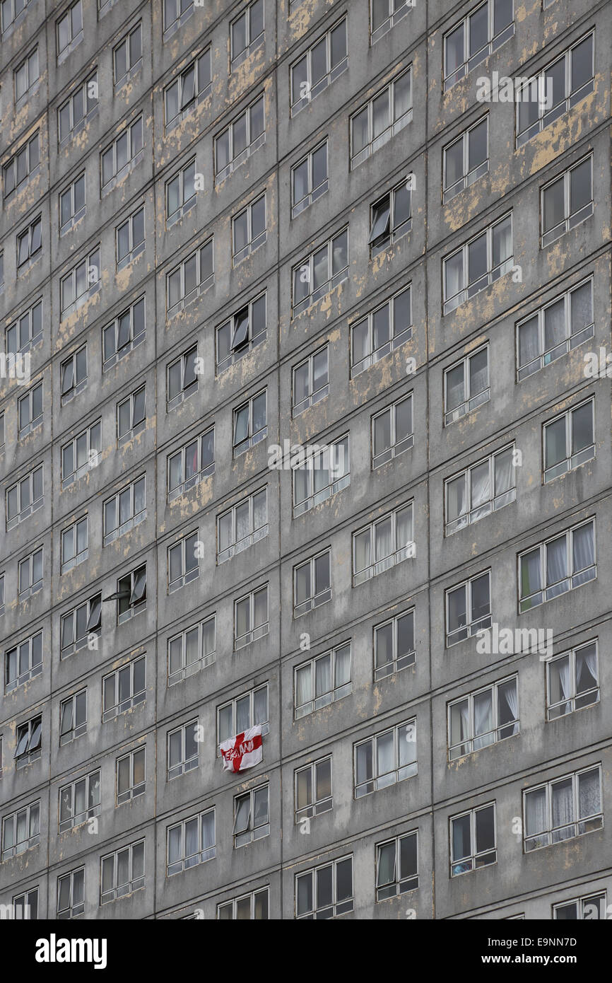 Das Gesicht von einem verfallenen Turm Wohngebäude in Sutton, Süd-London, UK zeigt abblätternde Farbe und eine England-Flagge Stockfoto
