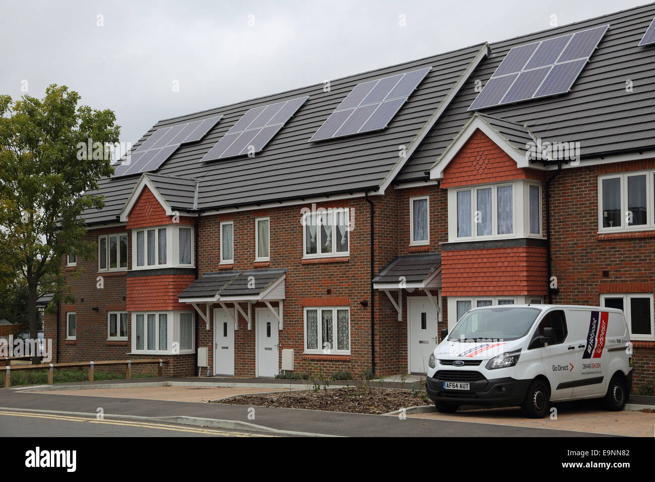 Eine neue Wohnsiedlung mit solar PV-Module auf dem Schrägdach installiert Stockfoto