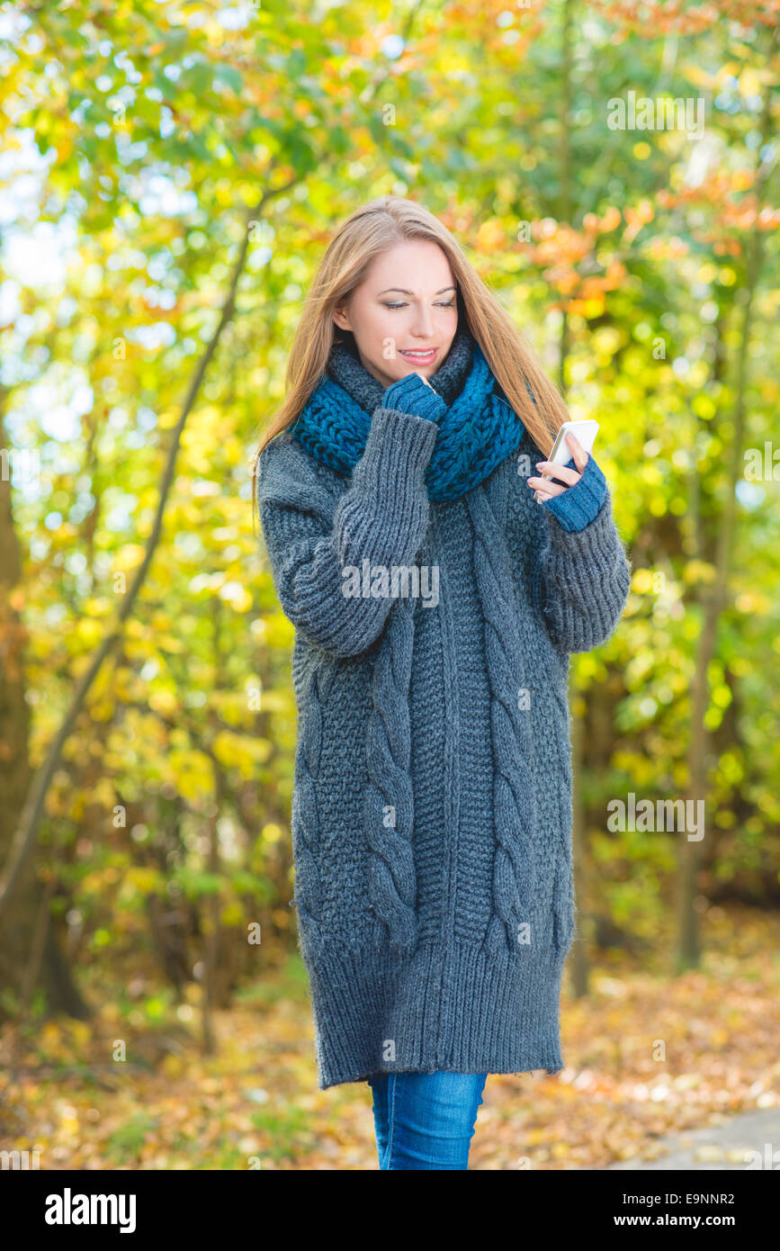 Junge Frau, die zu Fuß in einer herbstlichen park Stockfoto