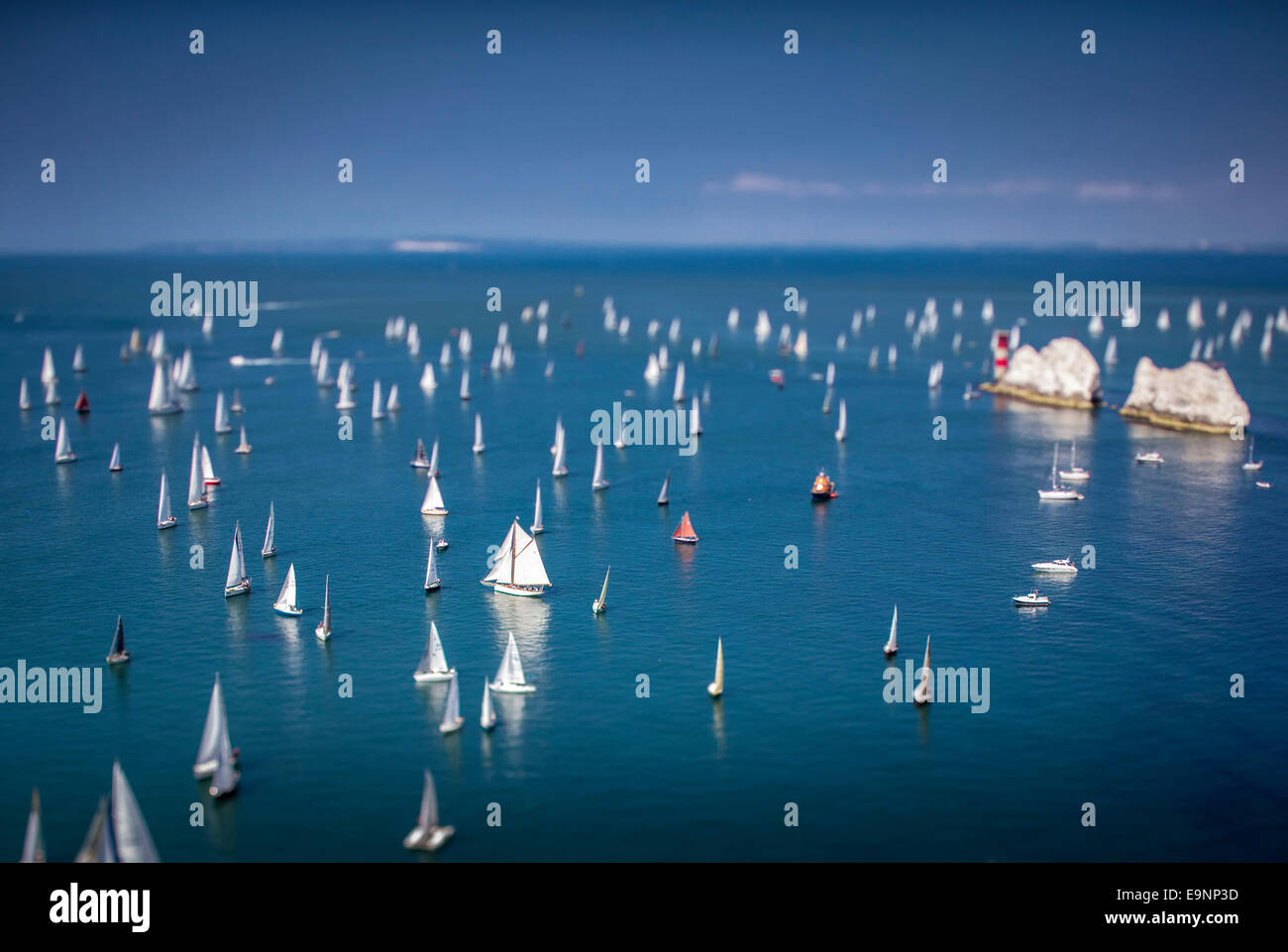 Yachten übergeben die Nadeln in Richtung St. Catherines Punkt während der 2014 JP Morgan Asset Management Round the Island Race. Stockfoto