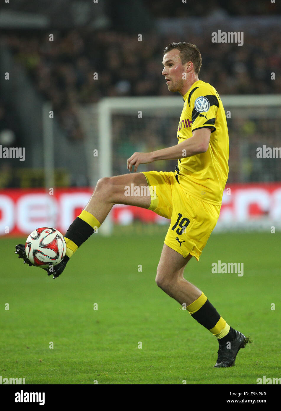 Dortmunds Kevin Grosskreutz in Aktion während der DFB-Pokal zweite Runde Spiel zwischen FC St. Pauli und Borussia Dortmund am Millerntor-Stadion in Hamburg, Deutschland, 28. Oktober 2014. Foto: CHRISTIAN CHARISIUS/dpa Stockfoto