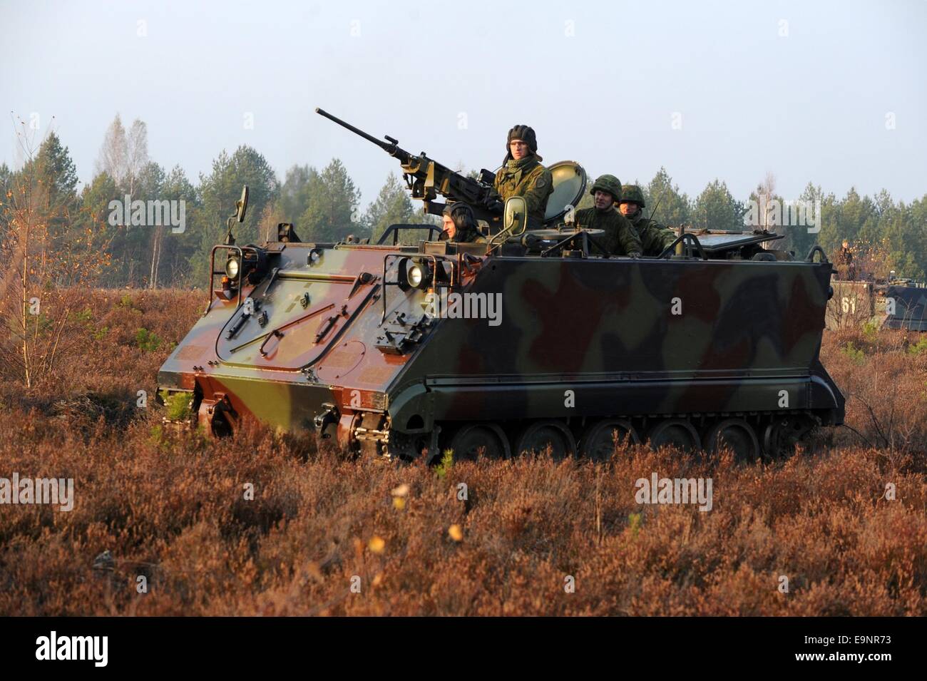 Vilnius. 30. Oktober 2014. Litauischen Soldaten beteiligen sich die militärische Übung in Pabrade, Litauen am 30. Oktober 2014. Litauisch und US-Soldaten nahmen ein Schützenpanzer Fahrzeuge Leben Feuer Übung hier am Donnerstag. © Alfredas Pliadis/Xinhua/Alamy Live-Nachrichten Stockfoto