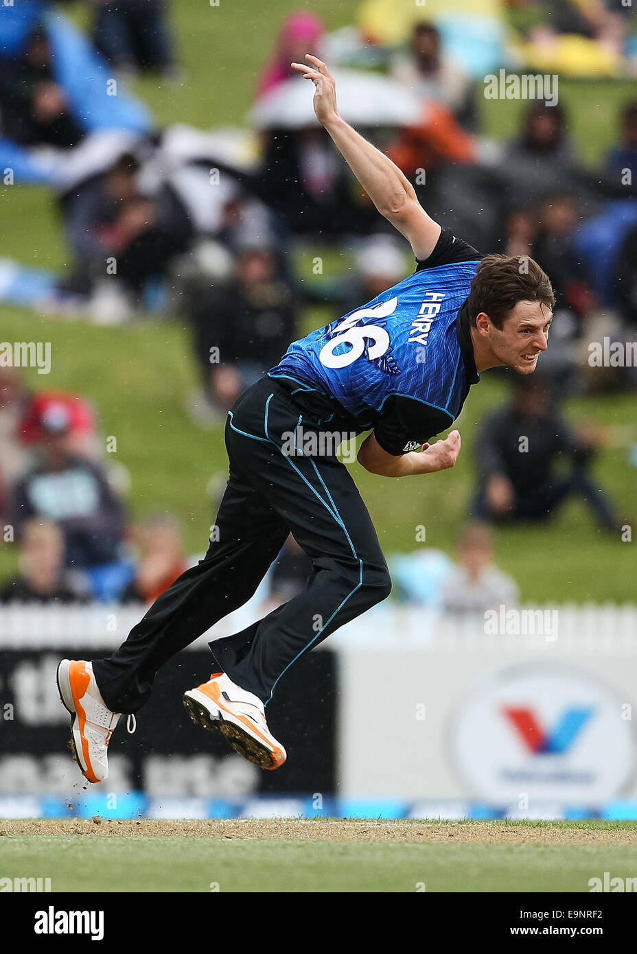 Hamilton, Neuseeland. 27. Oktober 2014. New Zealand Matt Henry bowling während der ANZ ein Tag International Series, NZ V South Africa bei Seddon Park, Hamilton, Neuseeland © Action Plus Sport/Alamy Live News Stockfoto