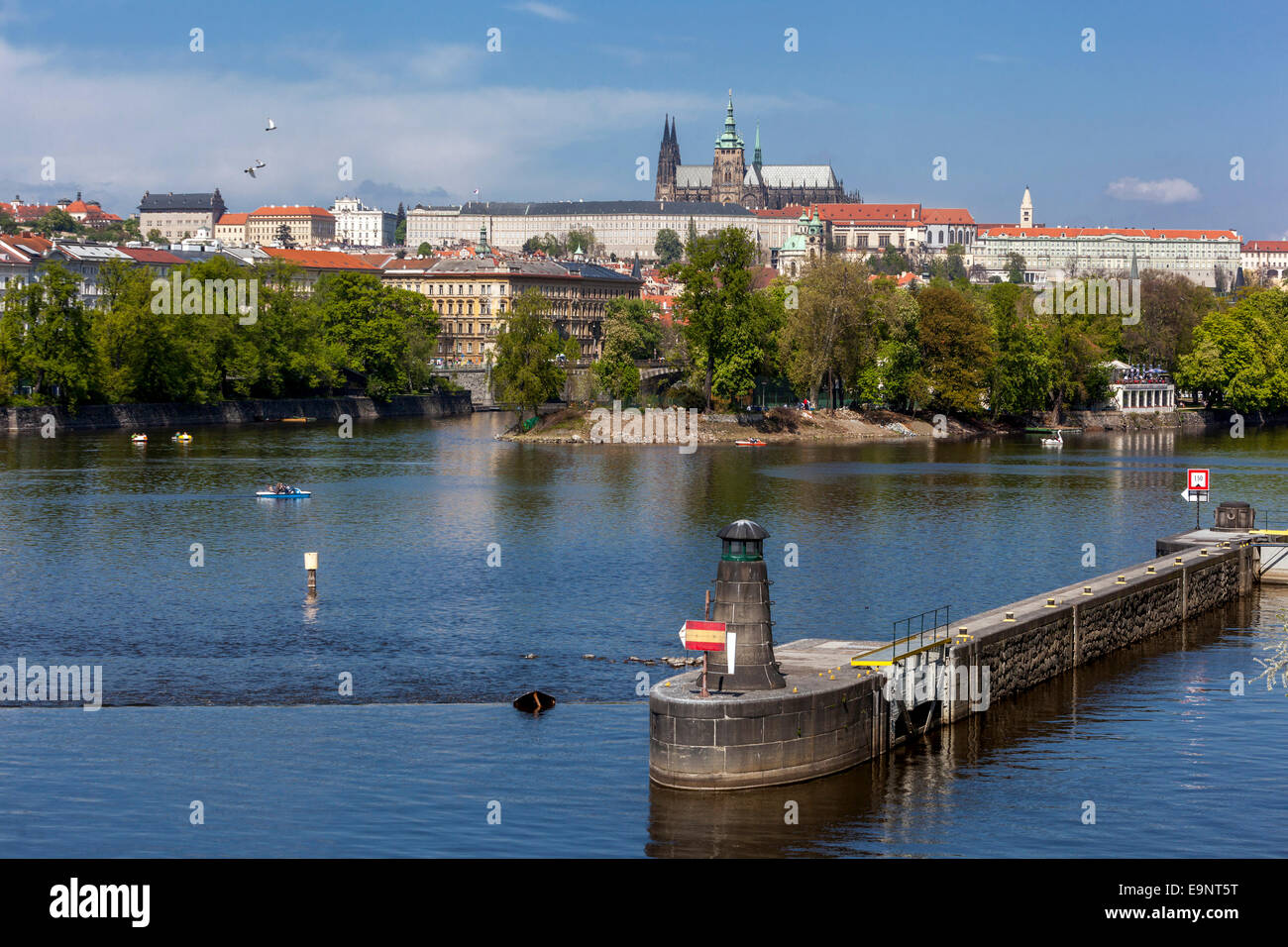 Panorama von Prag mit Moldau Prager Burg Tschechische Republik Weitblick Stockfoto