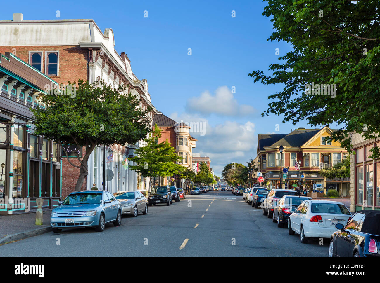 F-Street in der Innenstadt von Eureka am späten Nachmittag, Humboldt County, Kalifornien, USA Stockfoto