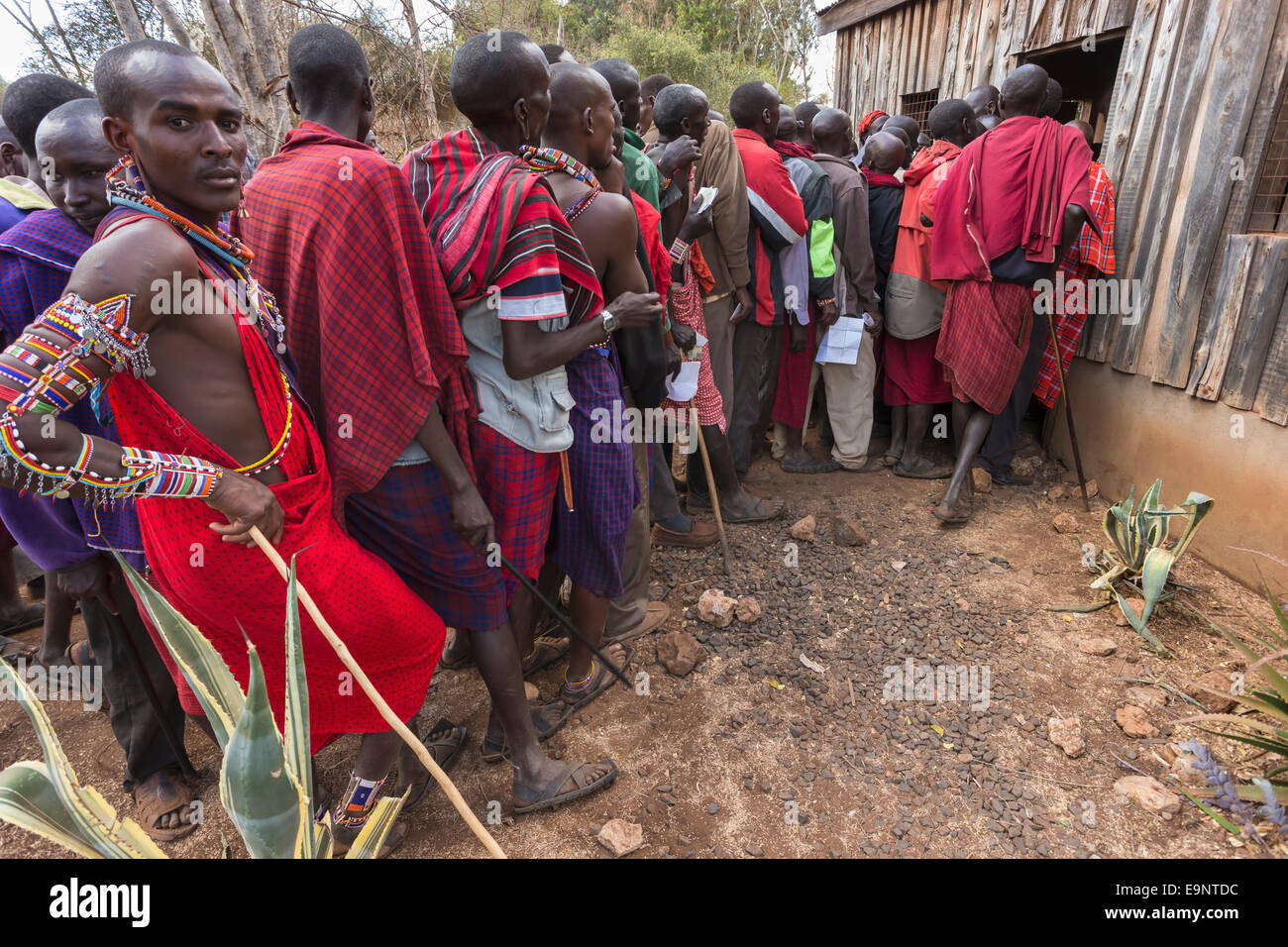 Maasai warten auf Zahlung an die Predator Entschädigung Fonds Pay Day, Mbirikani Group Ranch, Amboseli-Tsavo Öko-System, Kenia, Afri Stockfoto