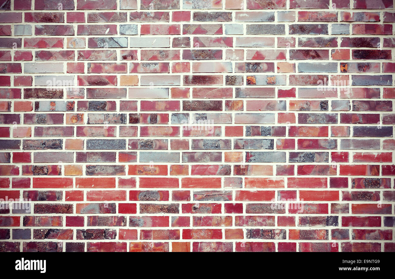 Roten Grunge Brick Wand Hintergrund mit bunten Ecken. Stockfoto