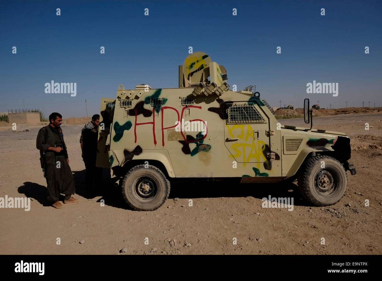 Kurdische Kämpfer der kurdischen Arbeiterpartei PKK oder mit einem gepanzerten Fahrzeug mit dem Schreiben von neuen militärischen PKK Flügel, Hezen Parastina Gel (HPG) oder Völker Verteidigung. in der Nähe von Kirkuk im Norden des Irak Stockfoto