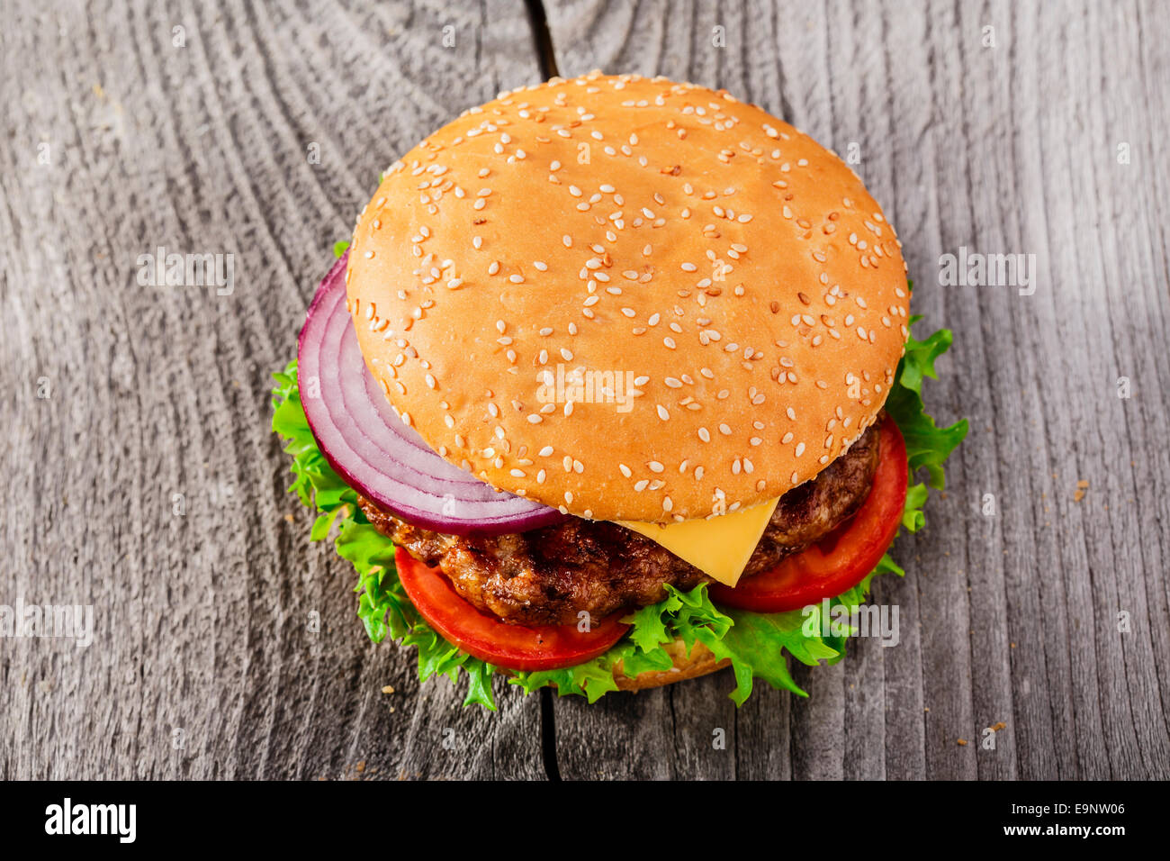 Hamburger mit gegrilltem Fleisch und Käse auf einer Holzoberfläche Stockfoto