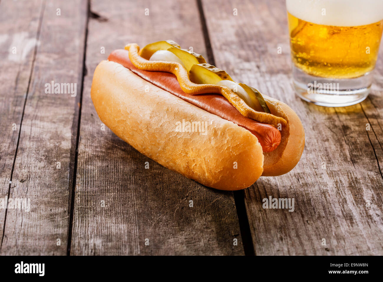 Hot Dog mit Senf, Gurken und Zwiebeln Stockfoto