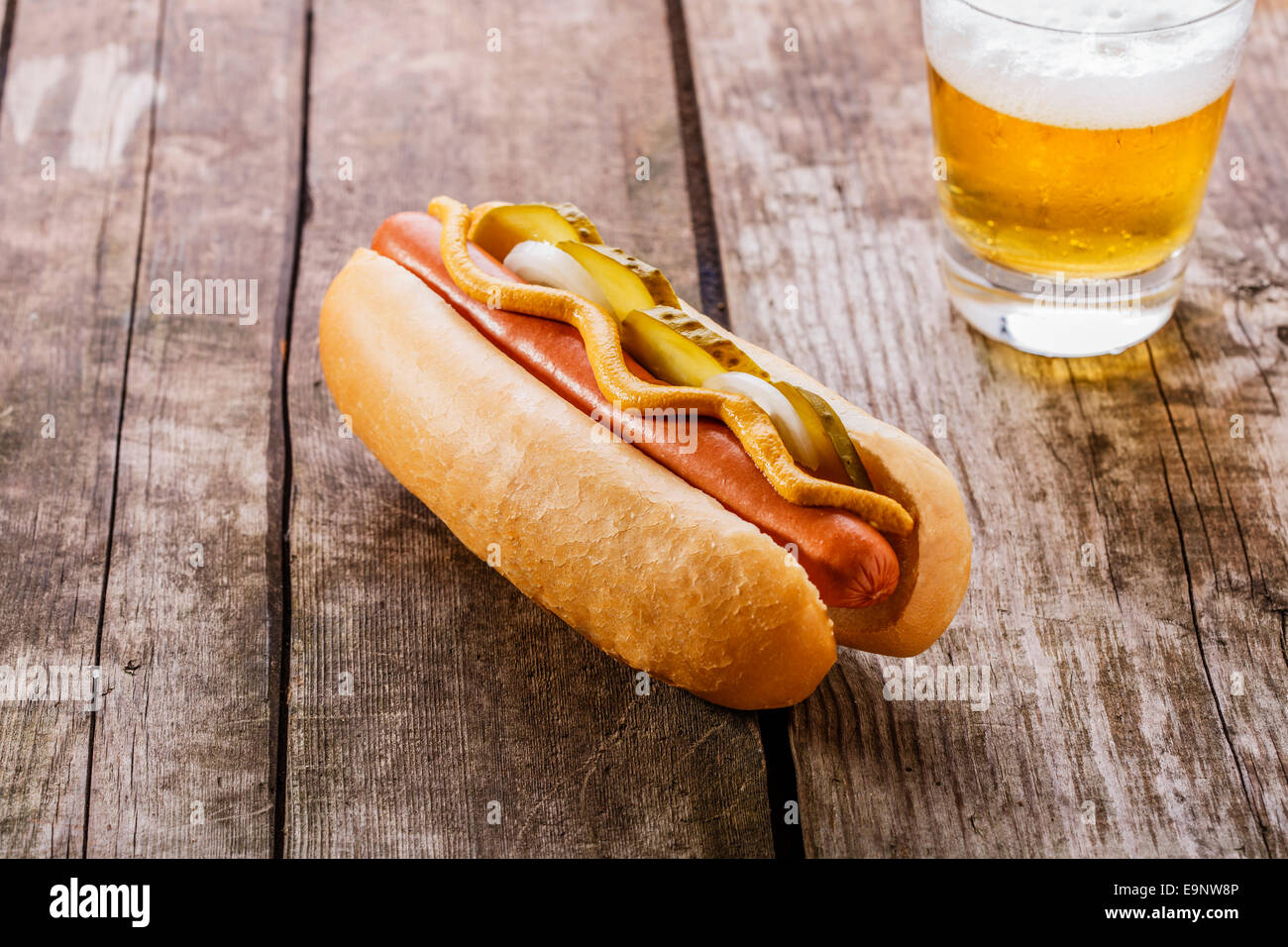 Hot Dog mit Senf, Gurken und Zwiebeln Stockfoto