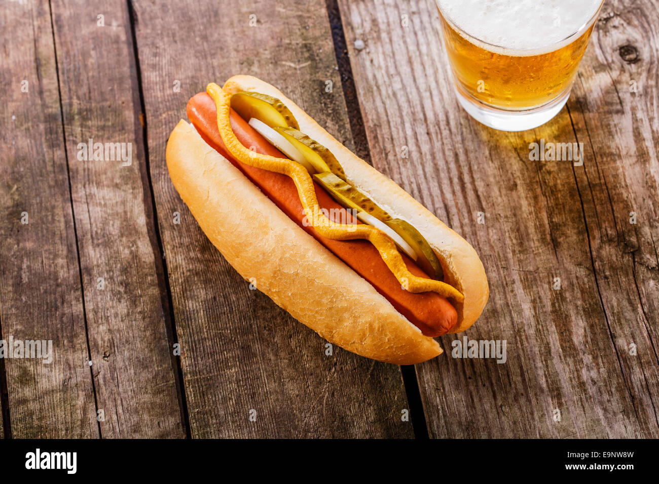Hot Dog mit Senf, Gurken und Zwiebeln Stockfoto