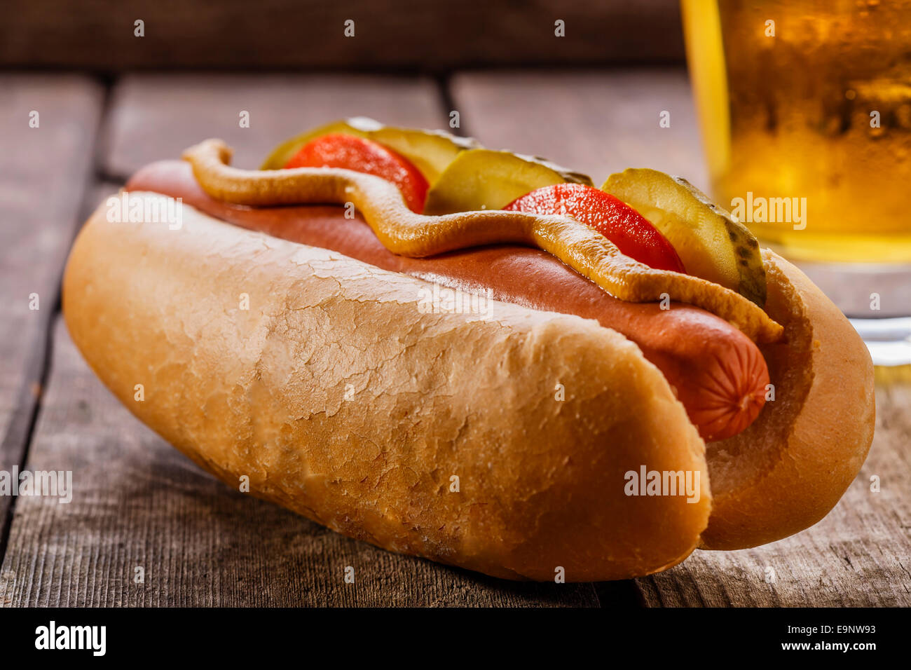 Hot Dog mit Senf, Gurken und Tomaten Stockfoto