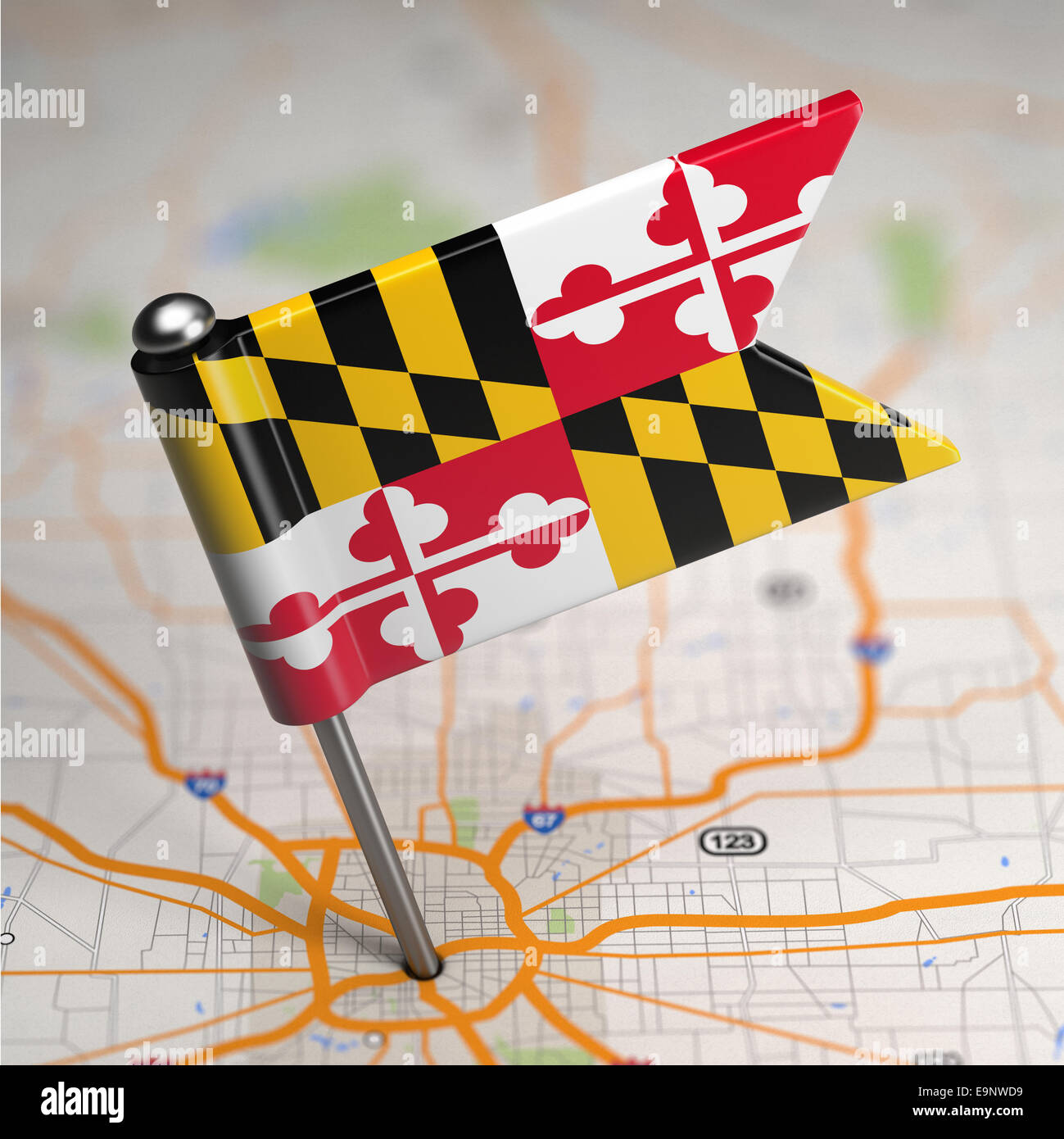 Maryland kleine Flagge auf einem Kartenhintergrund. Stockfoto