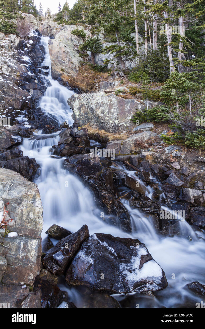 Ein Oberteil von Continental auf Spruce Creek fällt auf den Mohawk Seenweg in der Nähe von Breckenridge, Colorado in den Rocky Mountai Stockfoto