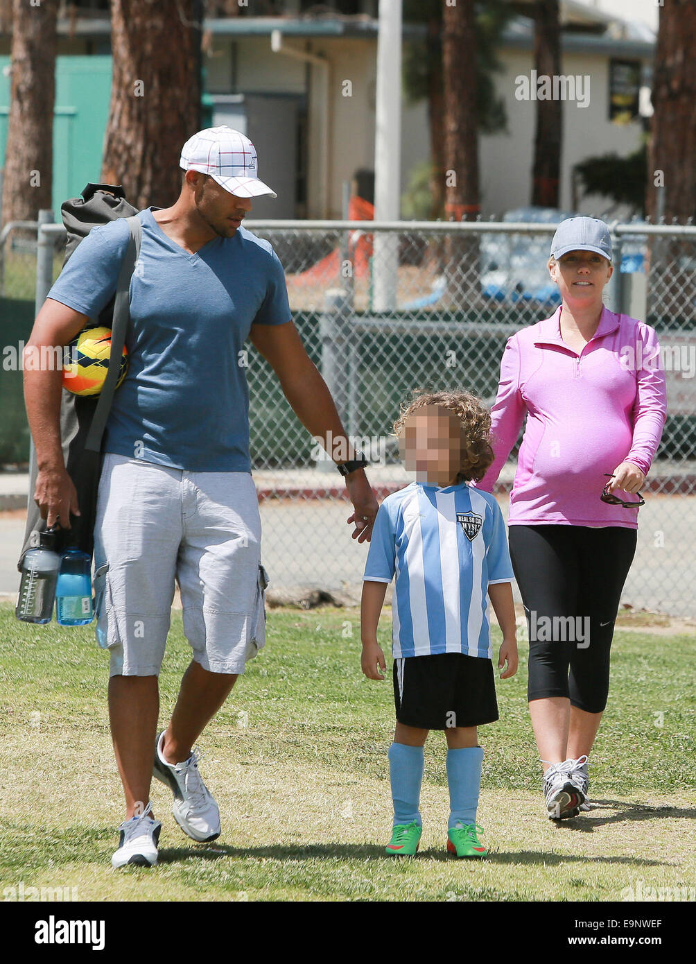 Eine hochschwangere Kendra Wilkinson und Hank Baskett Mann bringen ...