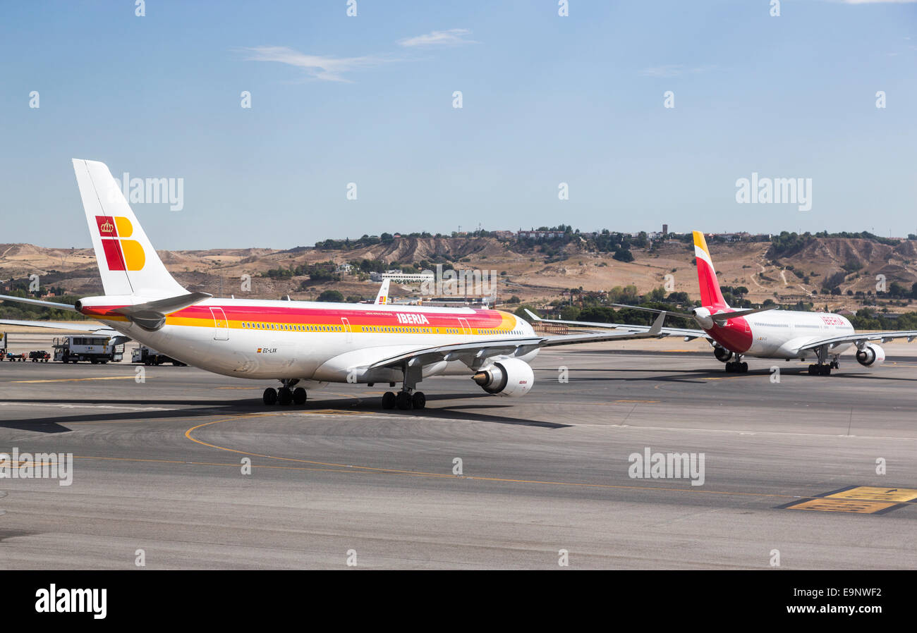 Iberia Fluggesellschaft Jets Line-up auf der Startbahn warten darauf, von Aeropuerto Madrid Barajas (Flughafen Madrid) ausziehen Stockfoto