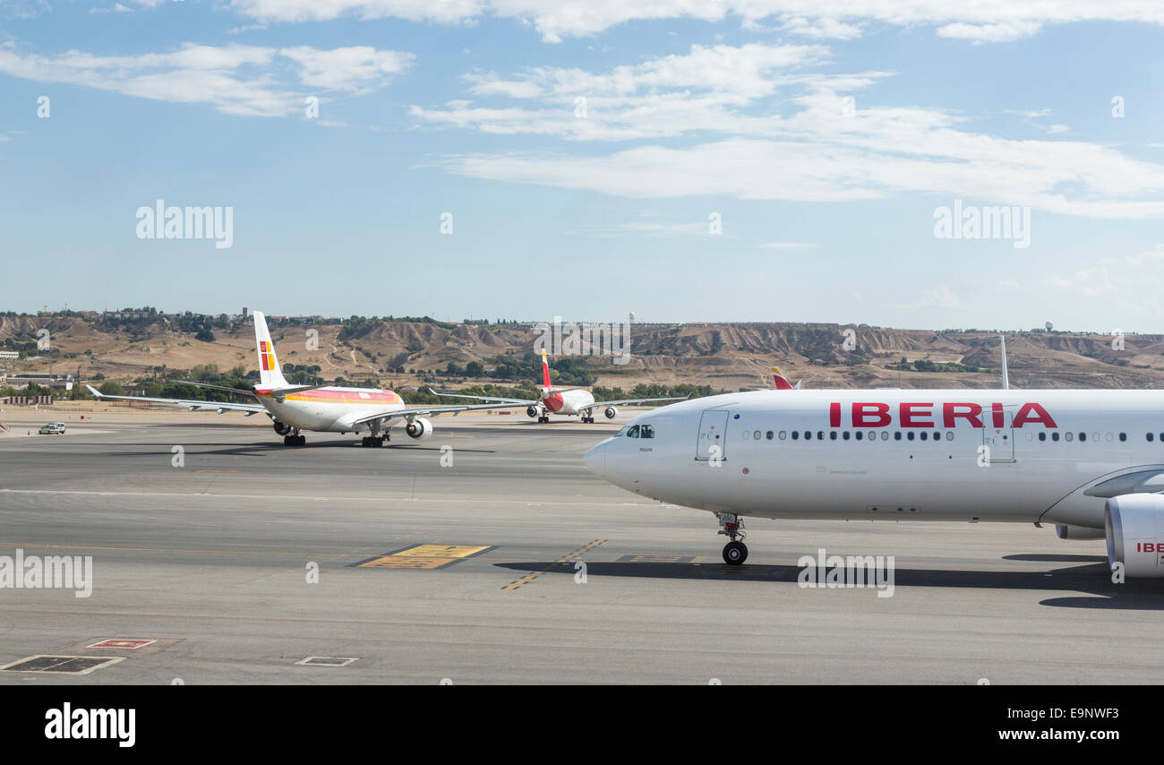 Iberia Fluggesellschaft Jets Line-up auf der Startbahn warten darauf, von Aeropuerto Madrid Barajas (Flughafen Madrid), Airbus A330-300 ausziehen Stockfoto