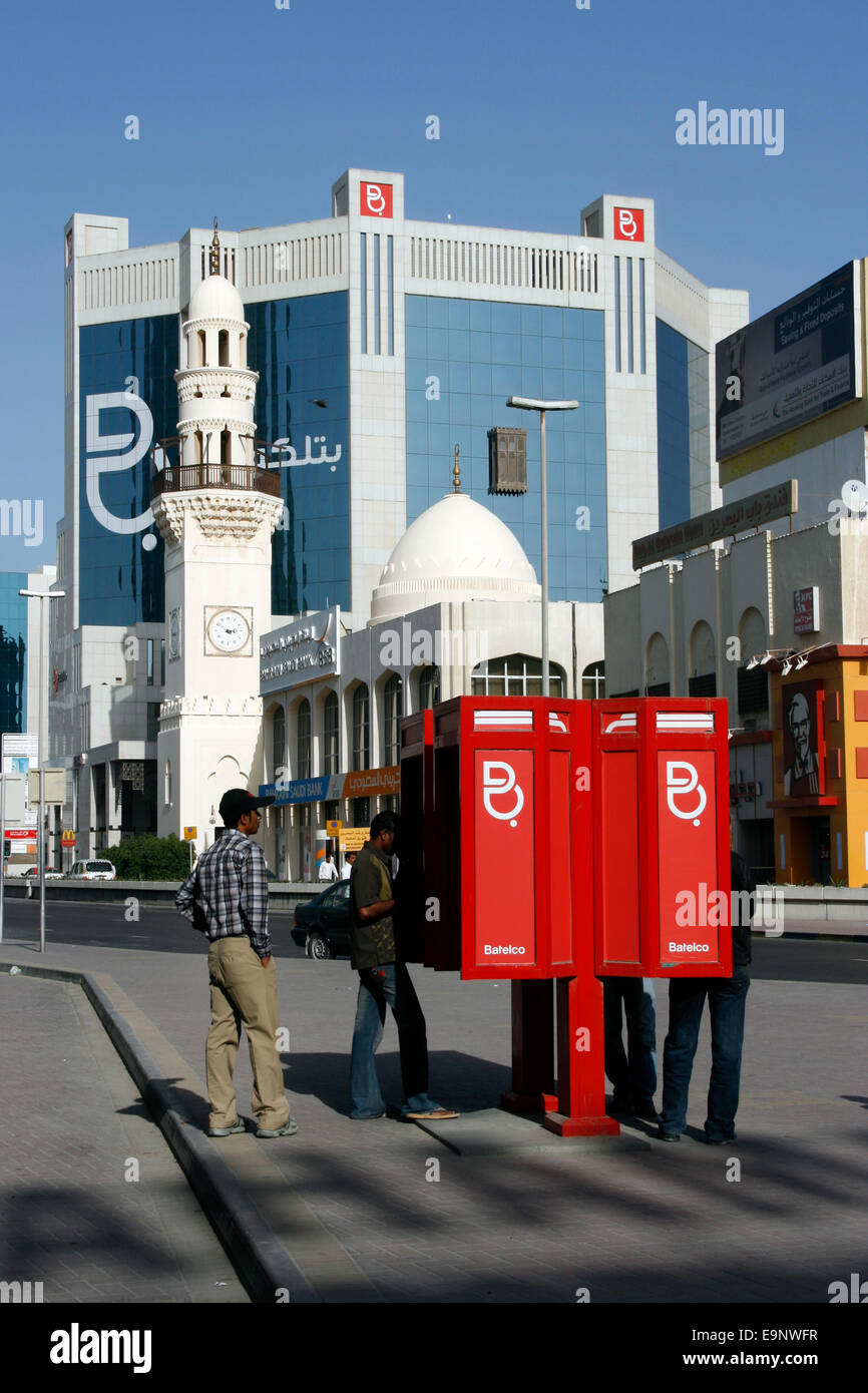 Batelco öffentliche Telefone vor den Batelco Büros in Manama, Bahrain Stockfoto