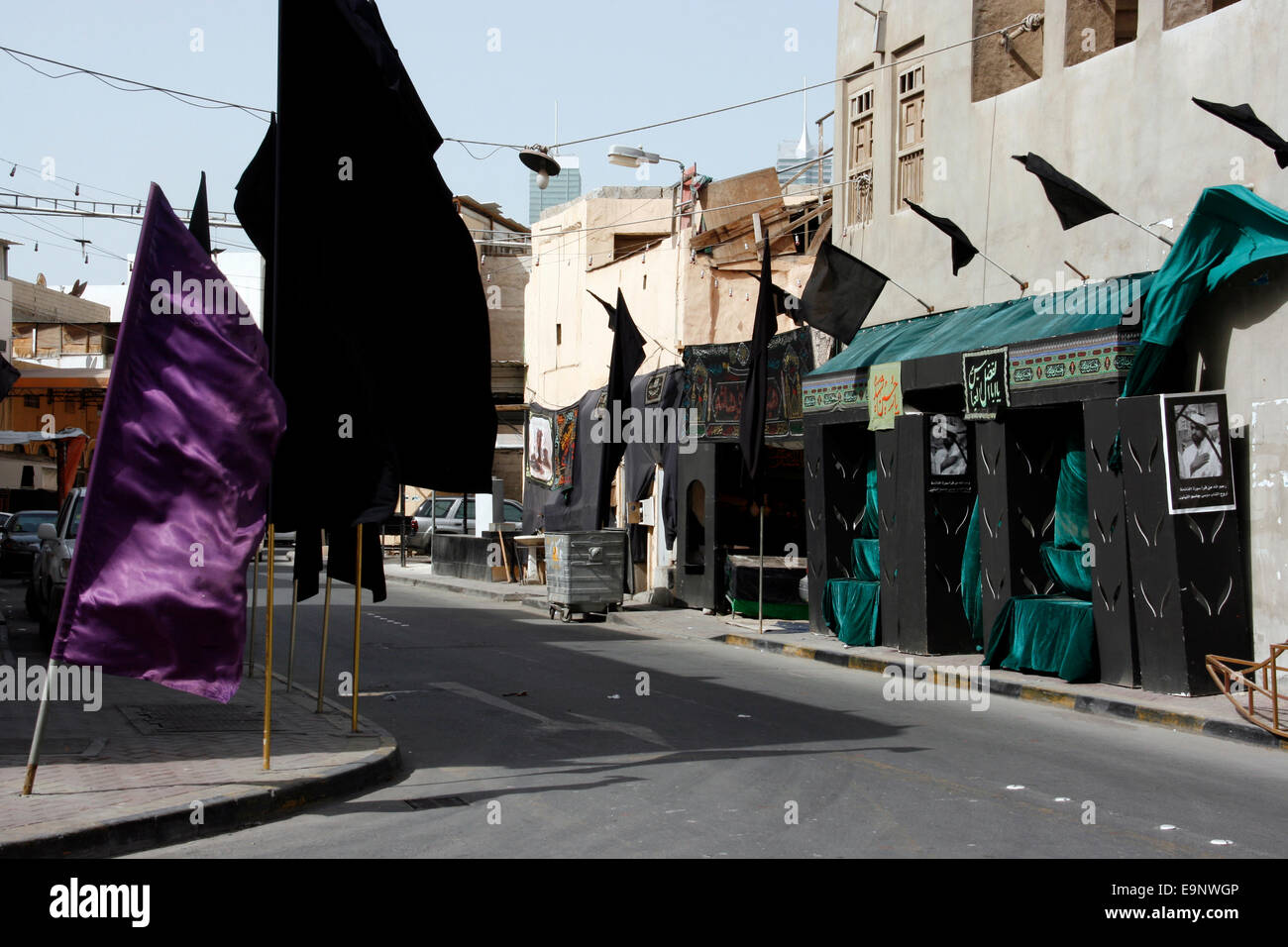 Schwarz Shia Fahnen in den Seitenstraßen von Manama, Bahrain Stockfoto