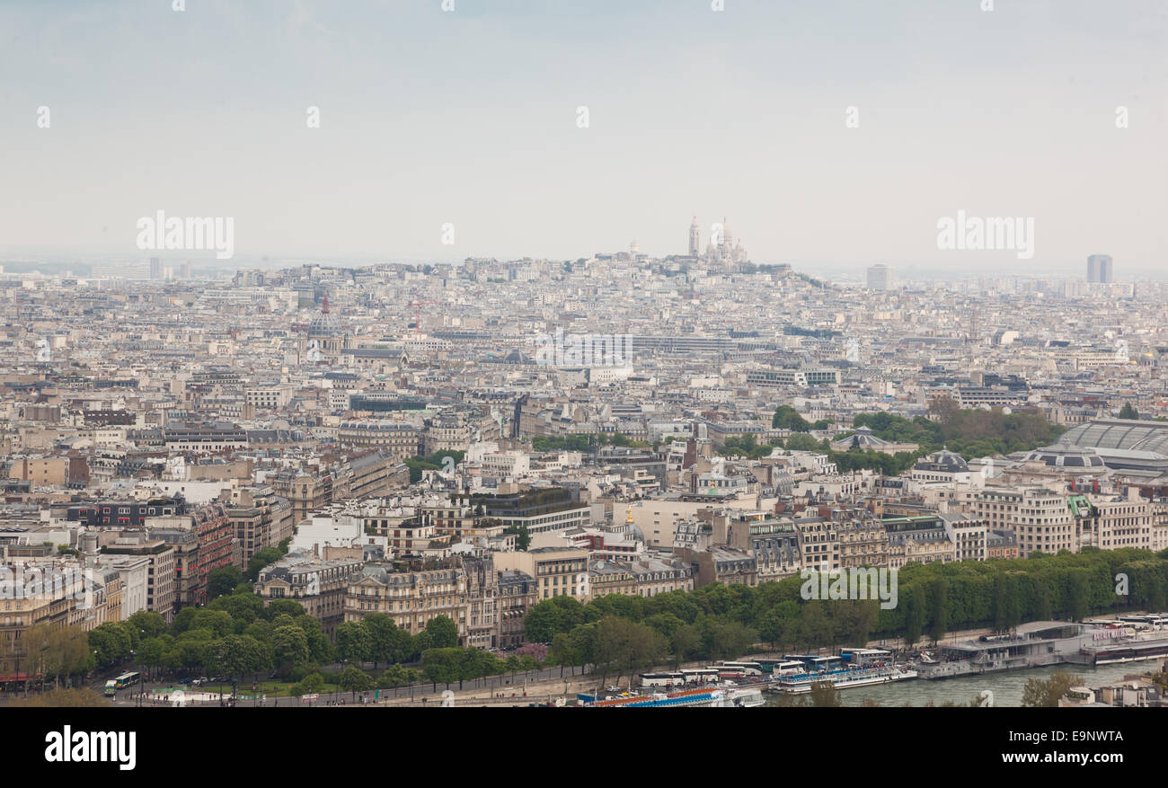 Luftbild auf Hügel von Montmartre und Sacre-Coeur Kirche, Paris, Frankreich Stockfoto Luftbild auf Hügel von Montmartre und Sacre-Coeur Kirche, Paris, Frankreich Stockfoto