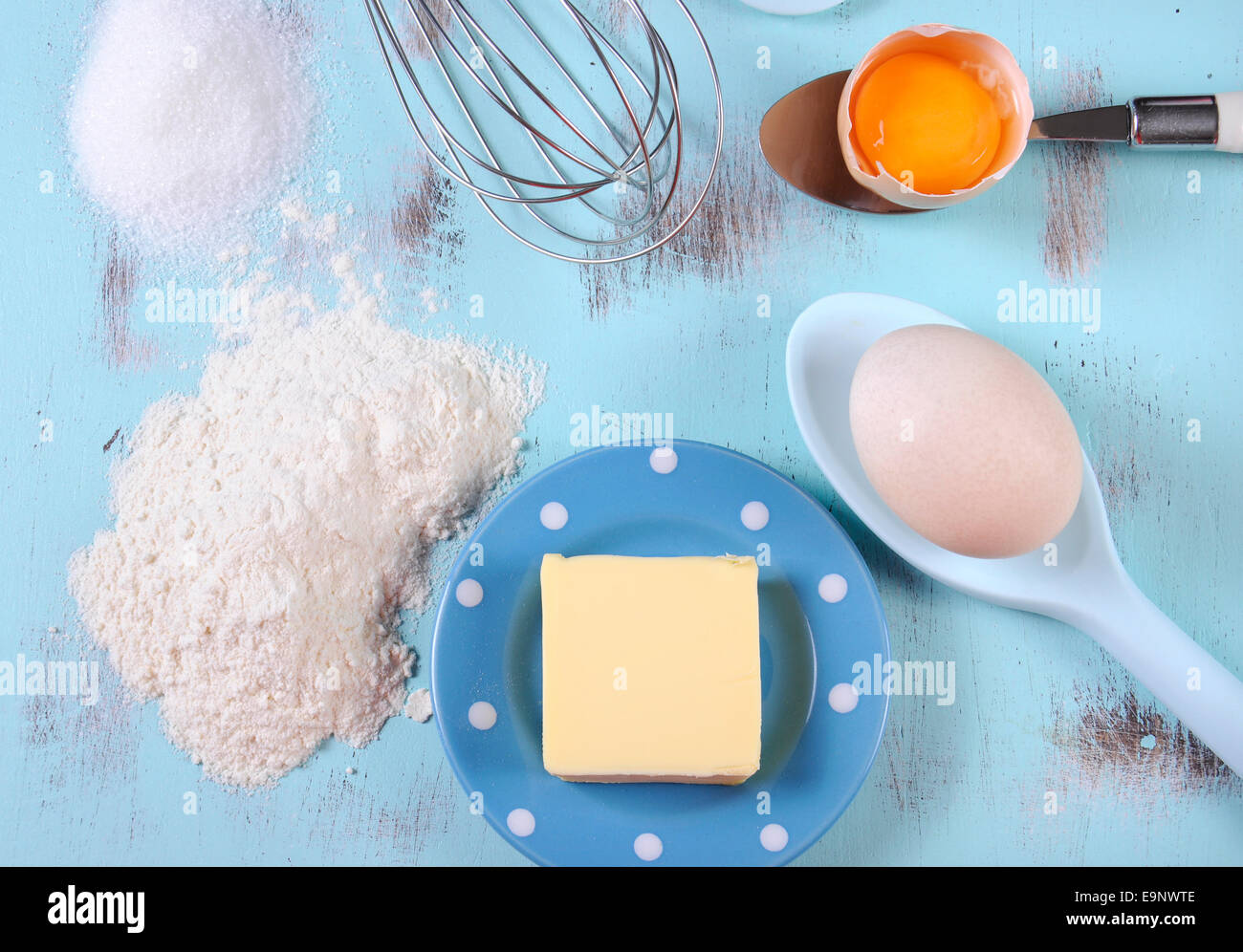 Kochen und Backen Konzept mit Eiern, Mehl, Zucker und butter mit Utensilien auf Aquablau shabby chic Vintage Holz-Hintergrund. Stockfoto