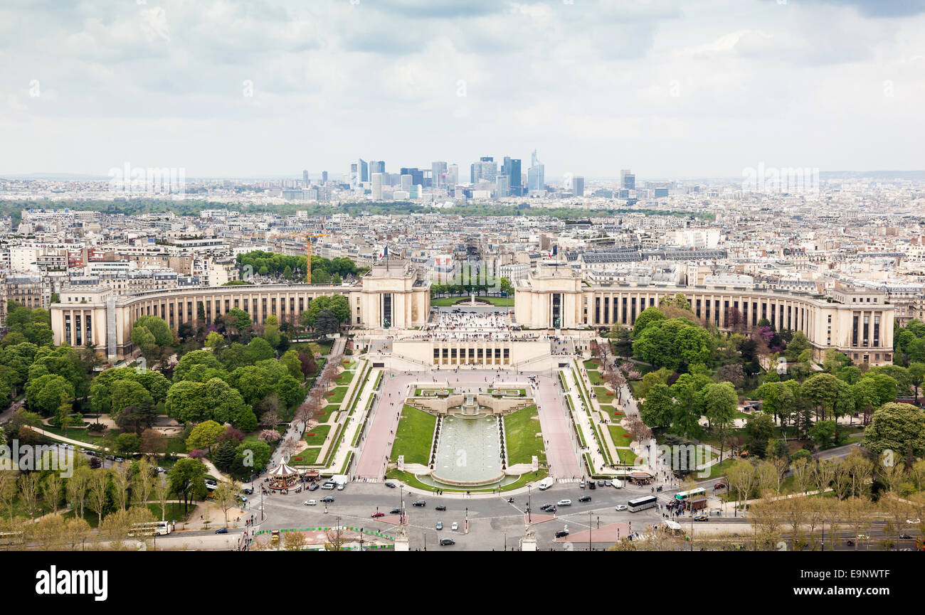 Panorama von Paris, dem Trocadero und La Defense von der obersten Plattform des Eiffelturms. Stockfoto