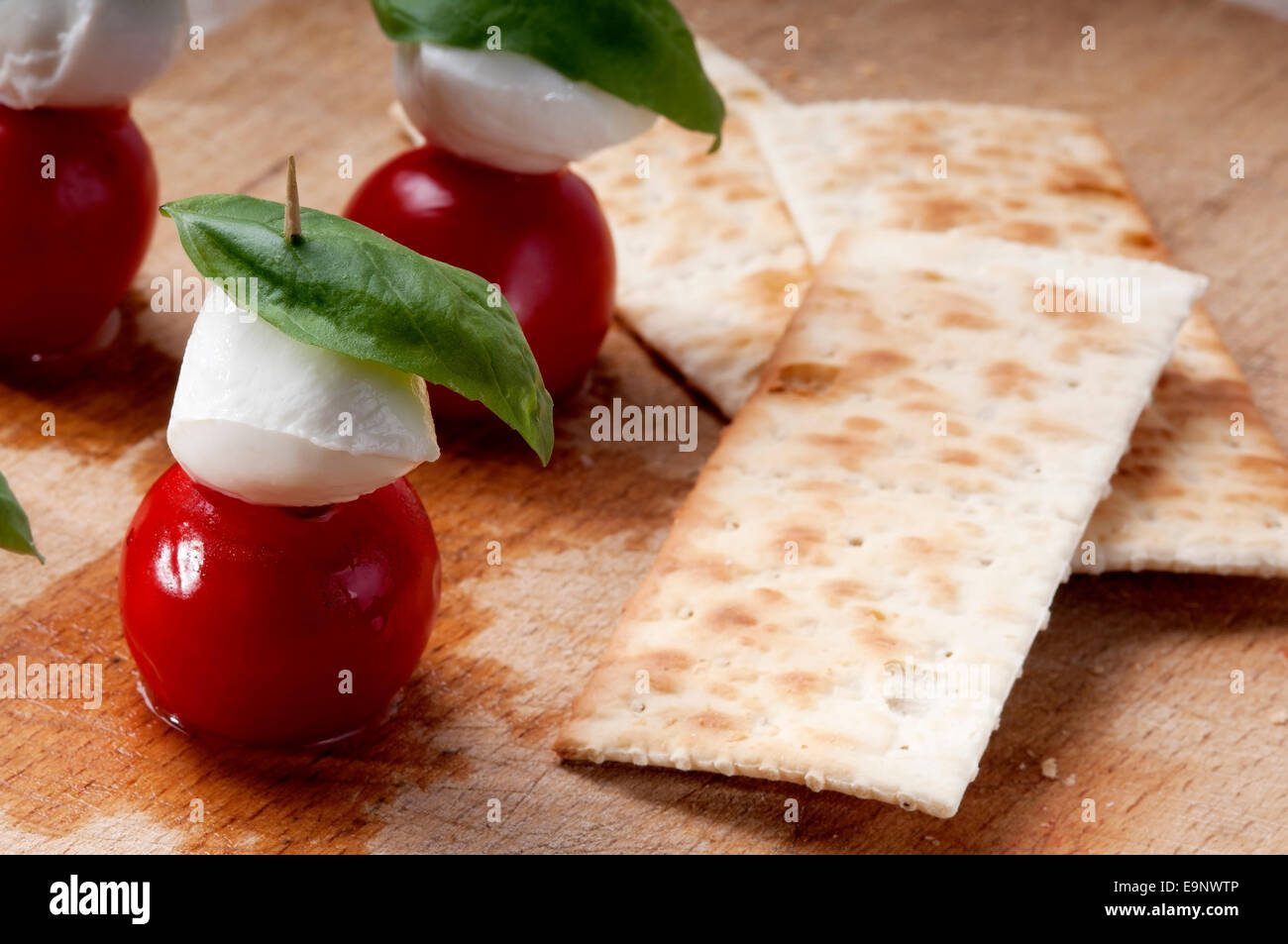 Caprese-Salat, typische italienische Vorspeise mit Mozzarella-Käse, Tomaten, Basilikum, Öl, oregano Stockfoto