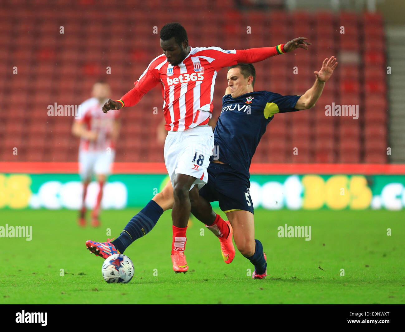 Stoke, UK. 29. Oktober 2014. Southamptons Florin Gardos befasst sich Stokes Mame Biram Diouf - Stoke City vs. Southampton - Hauptstadt einen Liga-Pokal - Britannia Stadium - Stoke - 29.10.2014 Pic Philip Oldham/Sportimage. © Csm/Alamy Live-Nachrichten Stockfoto