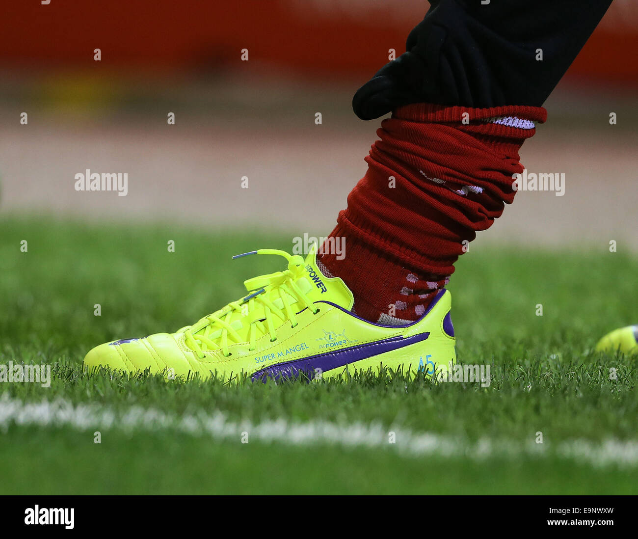 London, UK. 28. Oktober 2014. Liverpools Mario Balotelli trägt Stiefel mit der Inschrift Super M.Angel.League Cup vierten Runde - Liverpool Vs Swansea City - Anfield - England 28. Oktober 2014 - Bild David Klein/Sportimage. © Csm/Alamy Live-Nachrichten Stockfoto