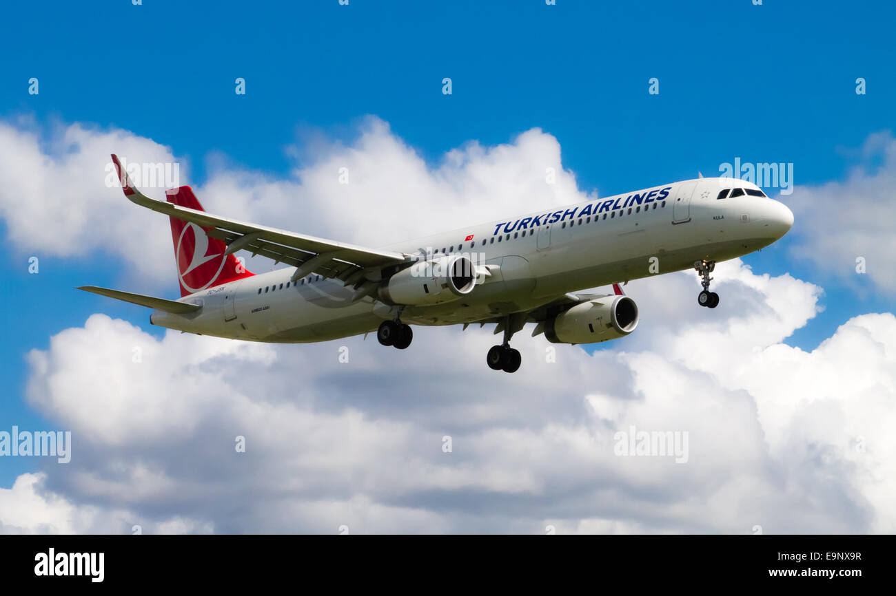 Türkische Airways Airbus A321 (TC-JSK) nach Manchester International Airport landen. Stockfoto