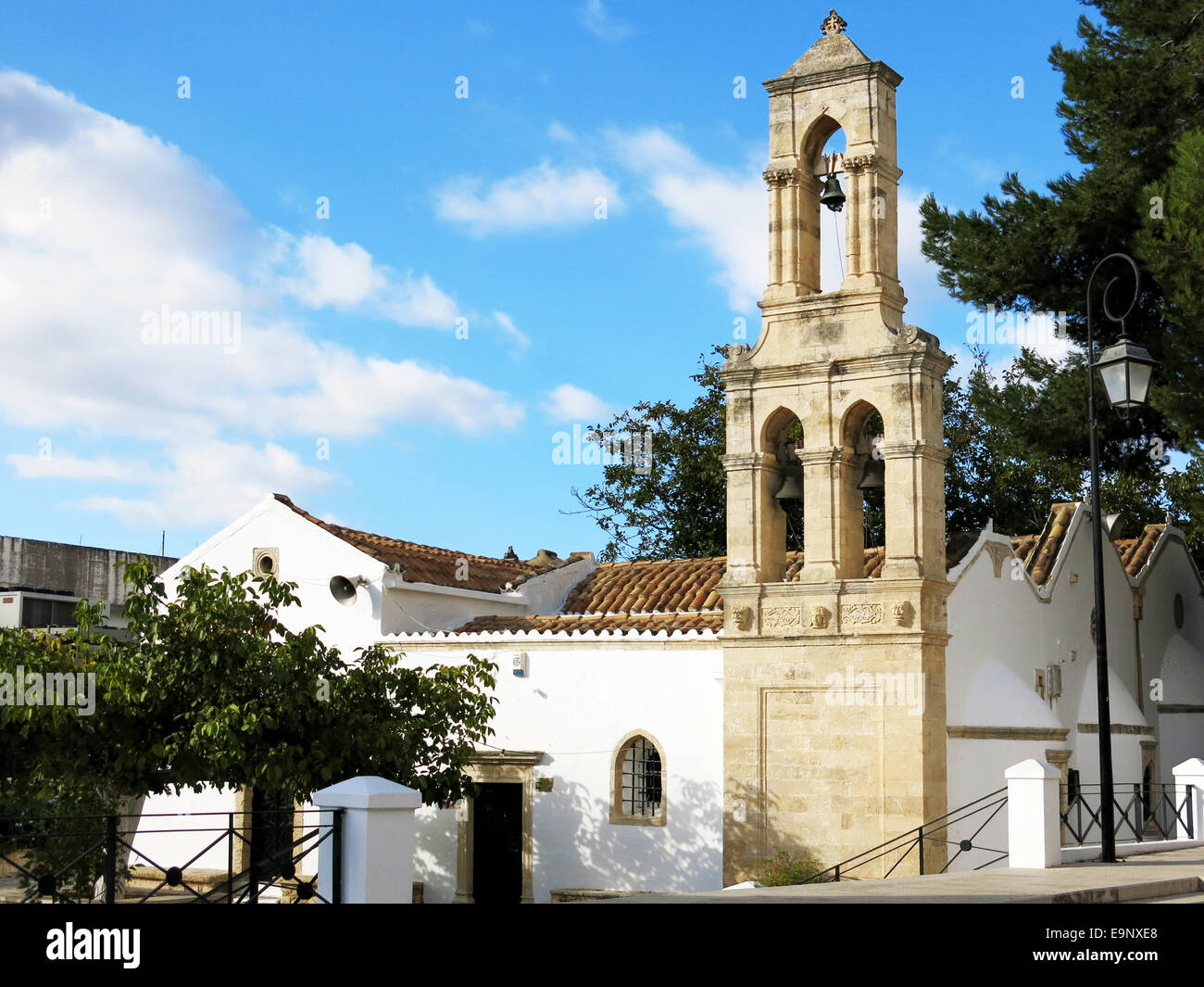 Kirche und der Glockenturm Turm der Panagia Faneromeni Kirche in Archanes, Kreta, Griechenland. Stockfoto