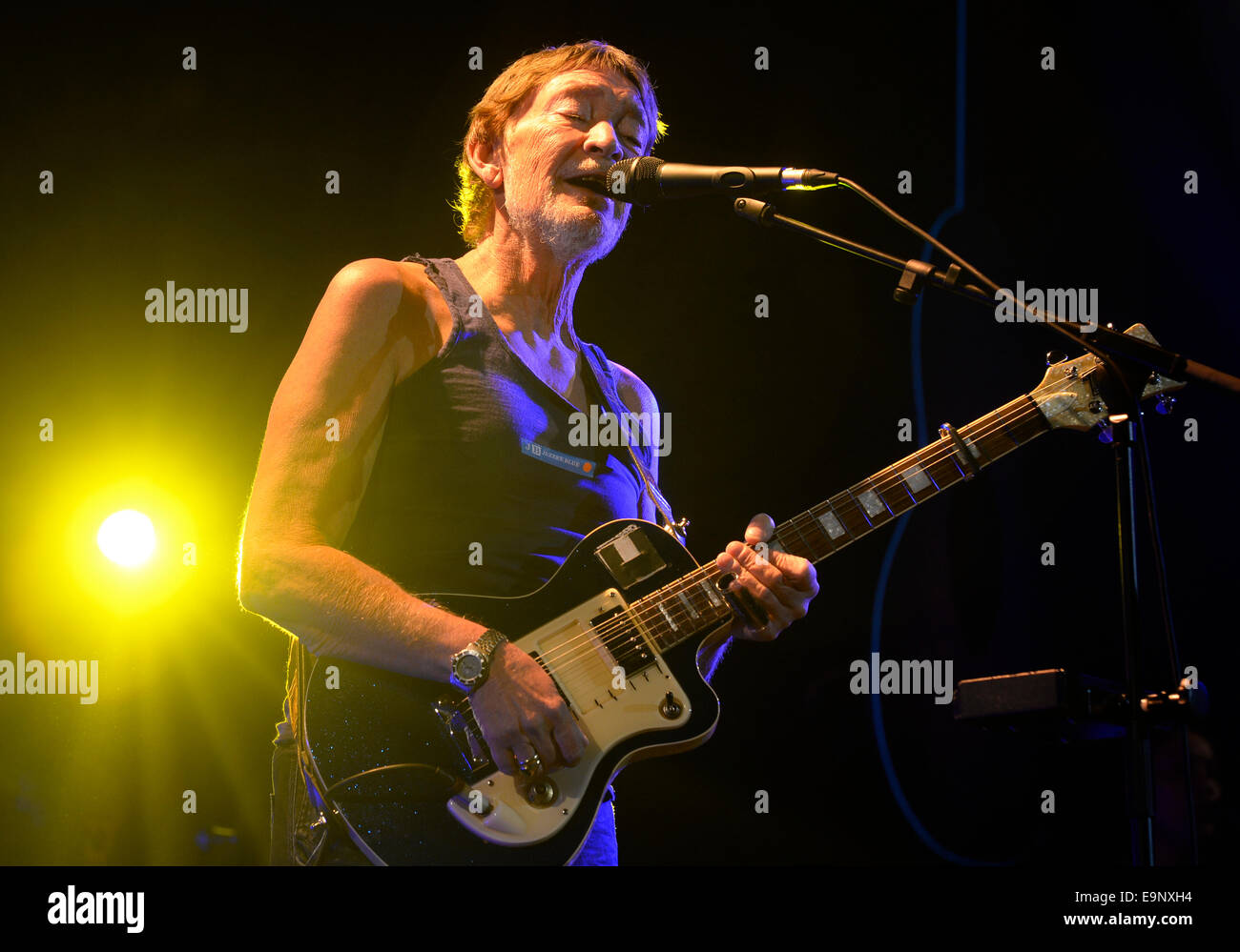 Prag, Tschechische Republik. 30. Oktober 2014. Britischer Sänger und Gitarrist Chris Rea führt während eines Konzerts in Prag, Tschechische Republik, 30. Oktober 2014. Bildnachweis: Michal Krumphanzl/CTK Foto/Alamy Live-Nachrichten Stockfoto