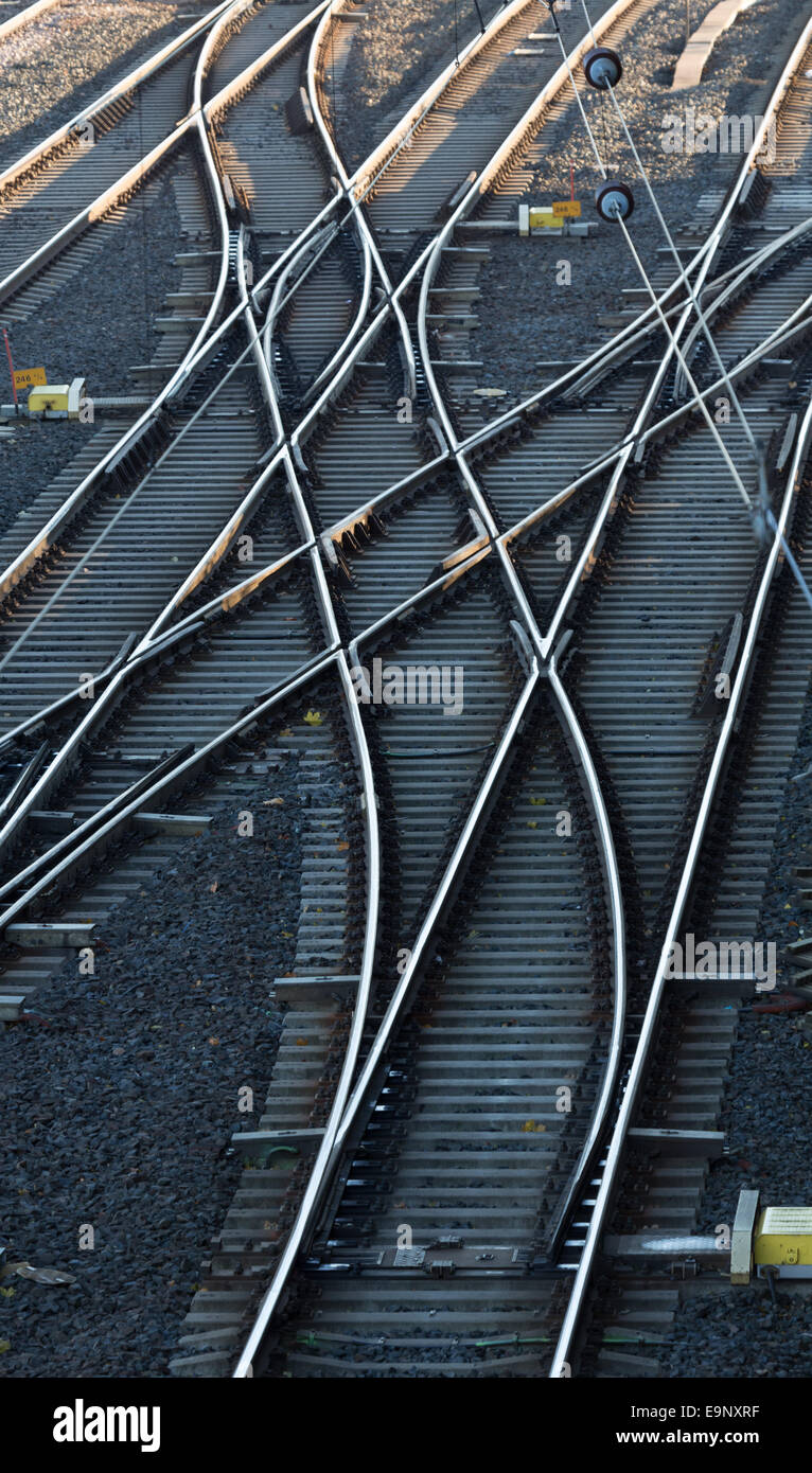 Schalter der Bahn Hof bieten visuelle Symbolik für Entscheidungen im Leben, die den weiteren Verlauf der Ereignisse bestimmen kann. Stockfoto