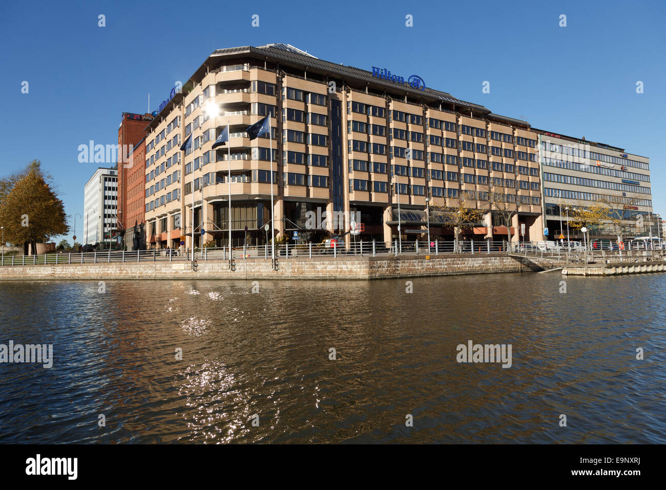 Das Waterfront Hilton Helsinki Strand Hotel ist zentral gelegen und bietet alles, was Sie für seine vier Sterne erwarten können. Stockfoto