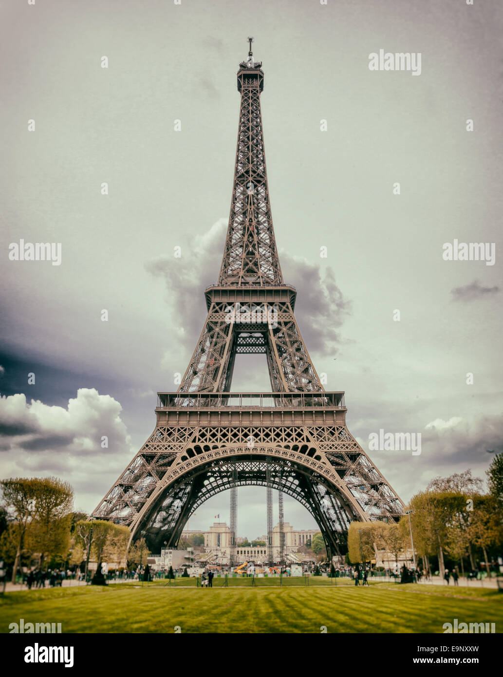 Tour Eiffel mit bewölktem Himmel im Winter, im Alter von Bild mit Vintage-Filter. Stockfoto