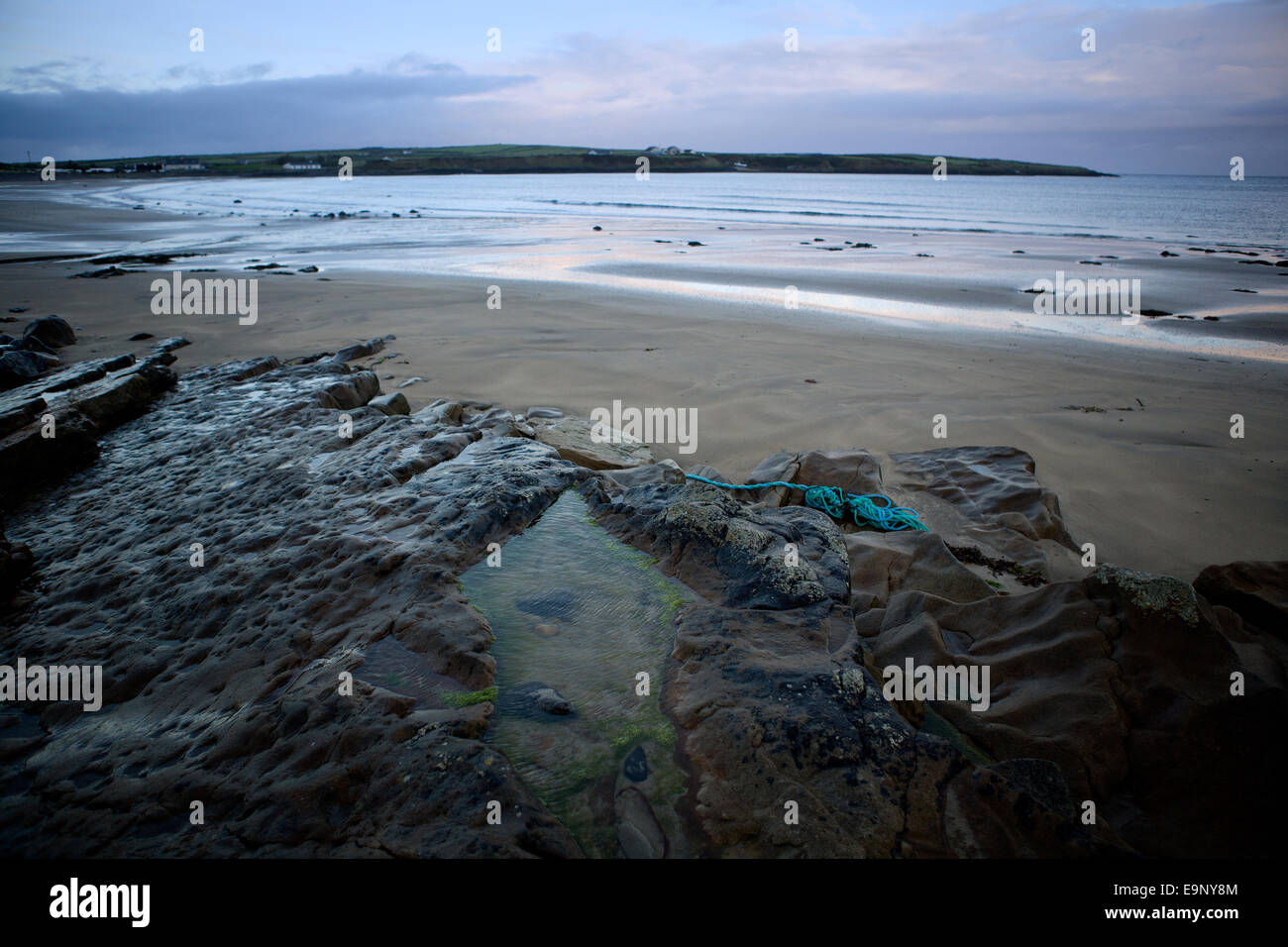 Aughris Head Beach, County Sligo, Irland. 19. Oktober 2014. Steinen und Felsen-Pool am Strand von Aughris Head kurz nach Sonnenaufgang. Stockfoto