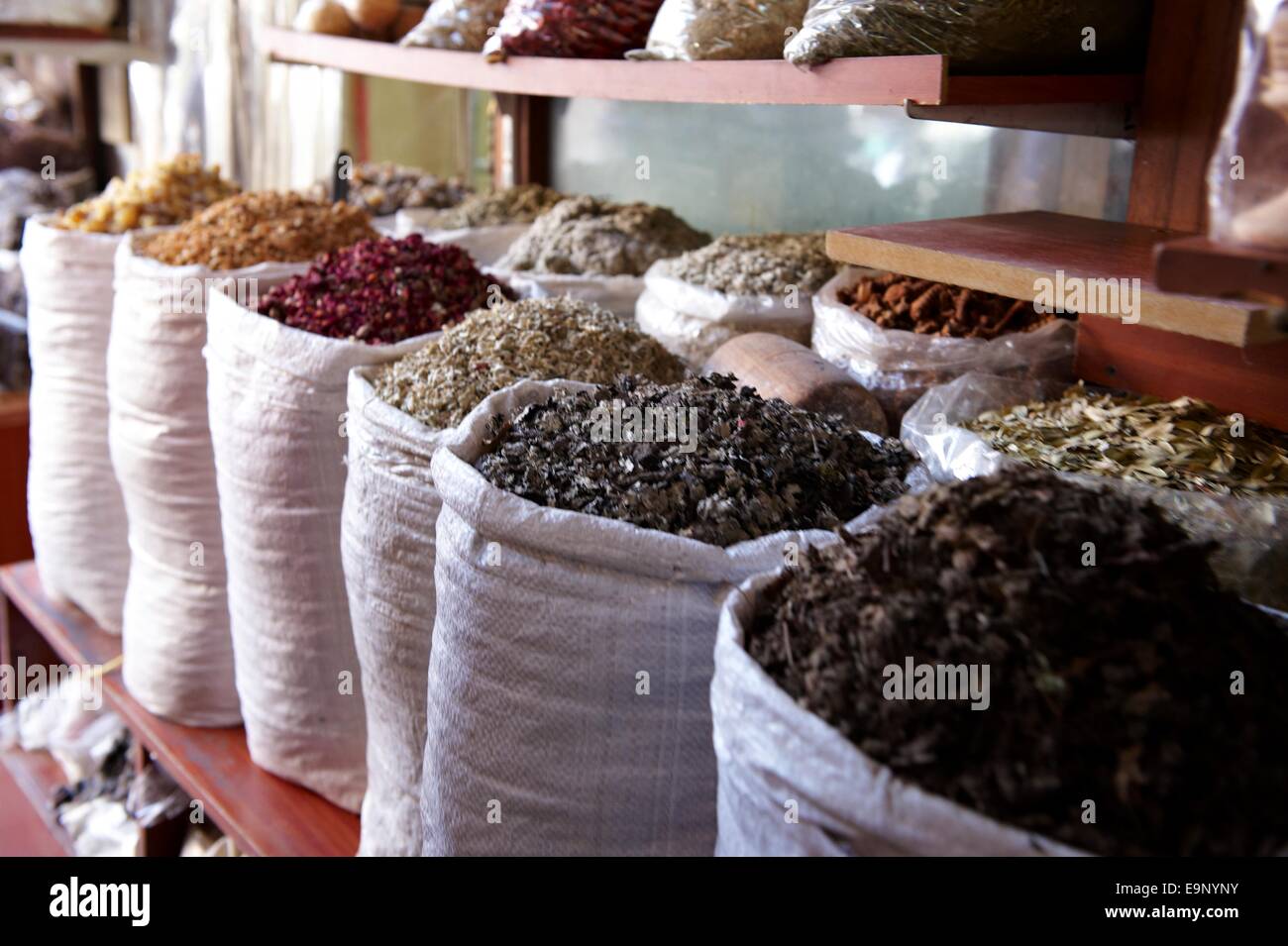 Gewürze für den Verkauf in den alten Souk, Dubai City, VAE Stockfoto