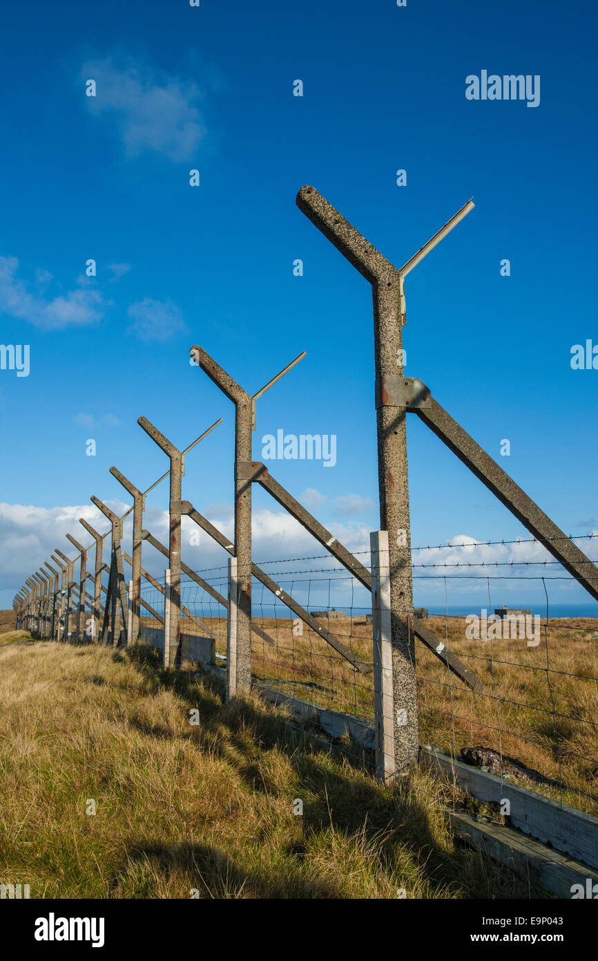 Linie der alten Beton Zaunpfosten gehörten ein Sicherheitszaun rund um eine alte Radiostation, Ward Scousburgh, Shetland Stockfoto