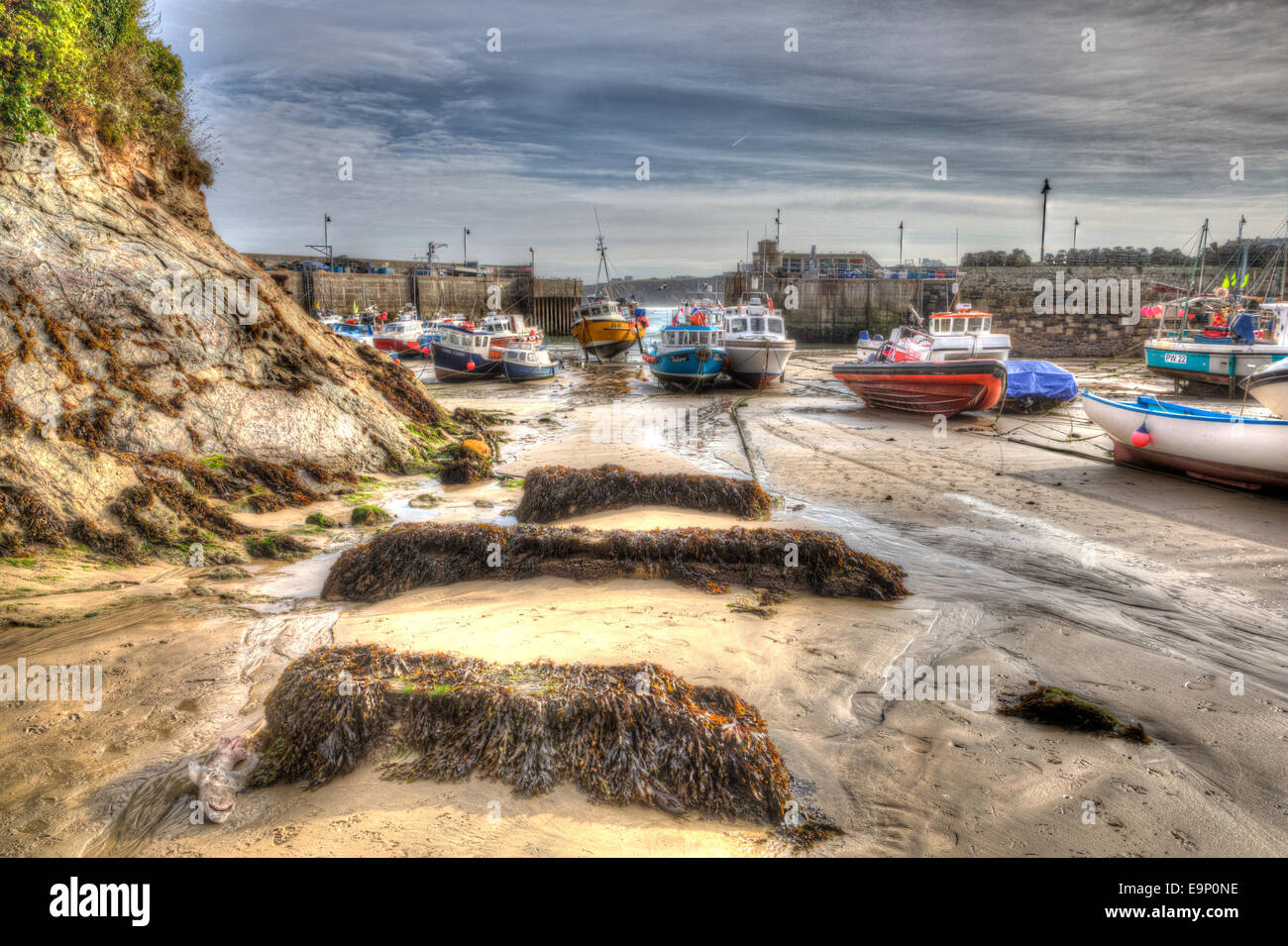 Cornish Hafen bei Newquay North Cornwall England UK mit Algen und Boote bei Ebbe wie Gemälde in HDR Stockfoto