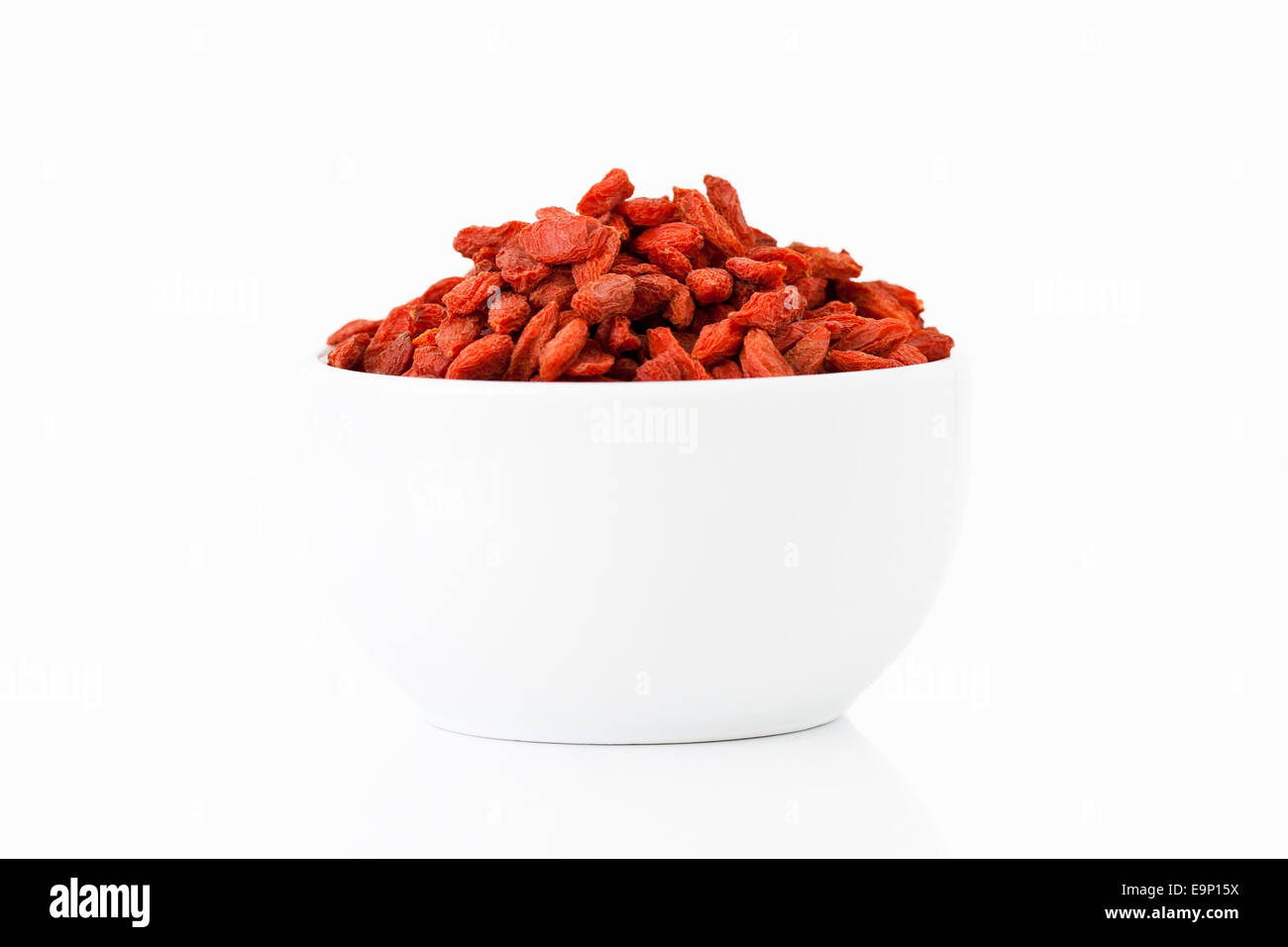 Goji-Beeren in einer Tasse auf weißem Hintergrund Stockfoto