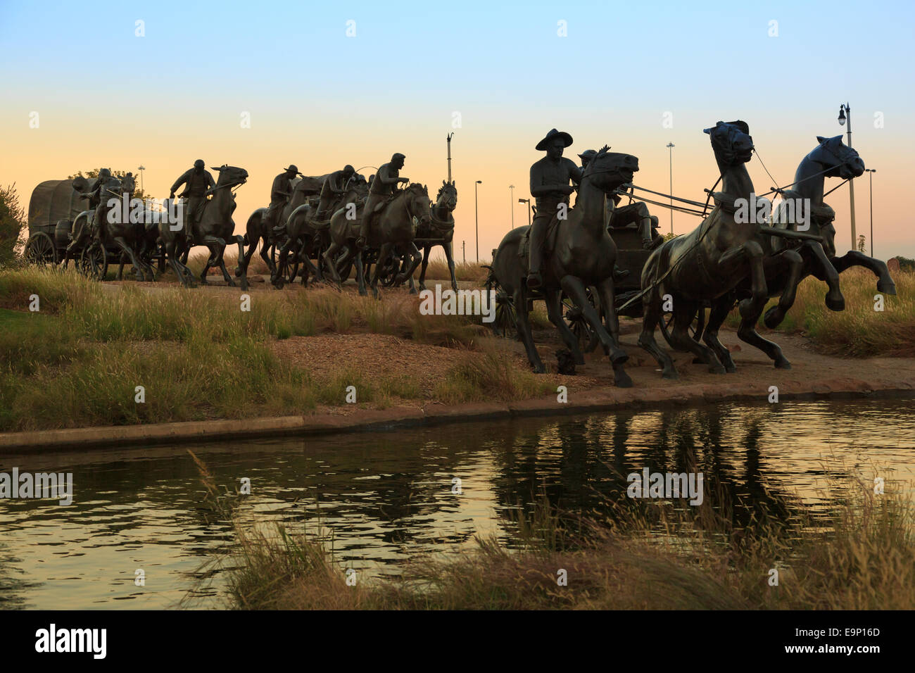 Centennial Land Run Denkmal bei Sonnenuntergang, Bricktown, Oklahoma City, OK, USA Stockfoto