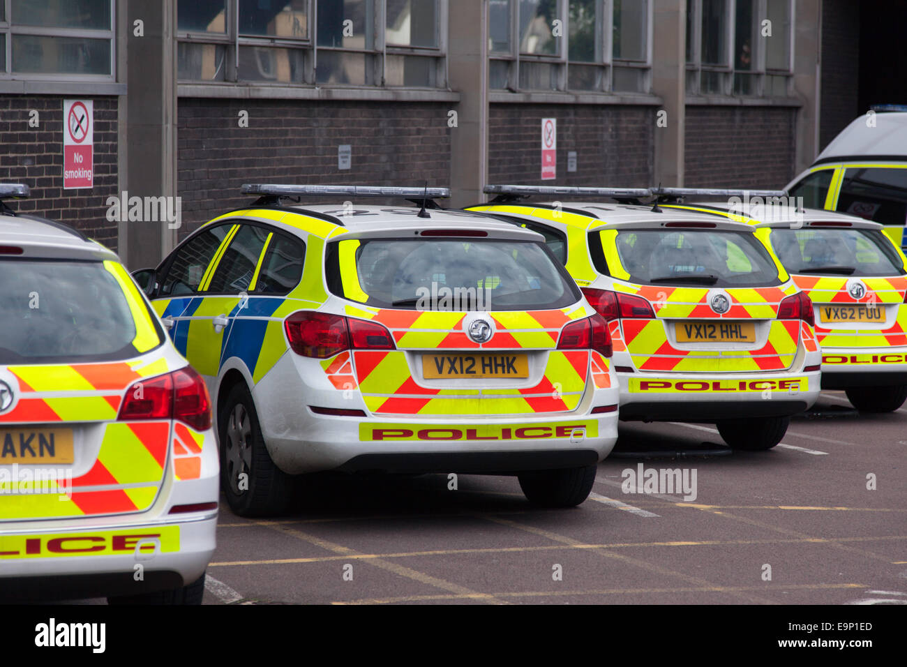 Geparkten Polizeiwagen auf einer Polizeistation, England, UK Stockfoto