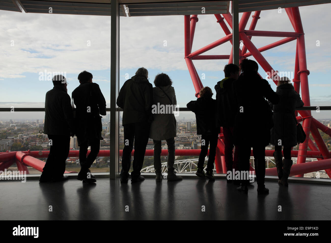 Touristen auf der Suche die Aussicht auf die City of London von Arcelor Mittal Orbit Großbritanniens höchste Skulptur im Queen Elizabeth Olymp Stockfoto