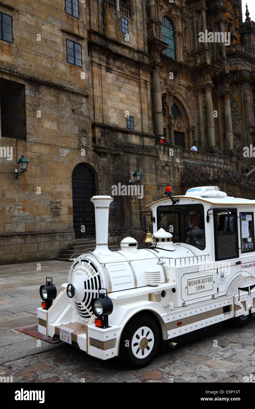 Touristischer Zug vor der Westfassade der Kathedrale, Praza Obradoiro, Santiago De Compostela, Galicien, Spanien Stockfoto